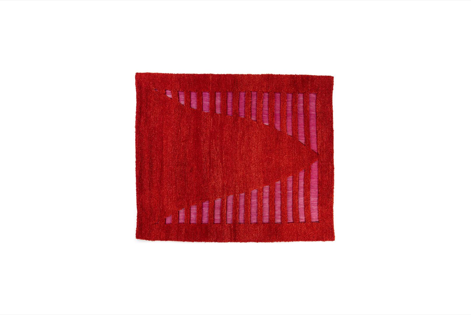 Gabbeh Gewebter, ausgestellter Teppich mit Kette von Taher Asad Bakhtiari
Abmessungen: B 230 x L 275 cm
MATERIALIEN: Wolle

Taher Asad-Bakhtiari (B.1982, Teheran) ist ein autodidaktischer Künstler, dessen Praxis sich auf Objekte, Textilien und