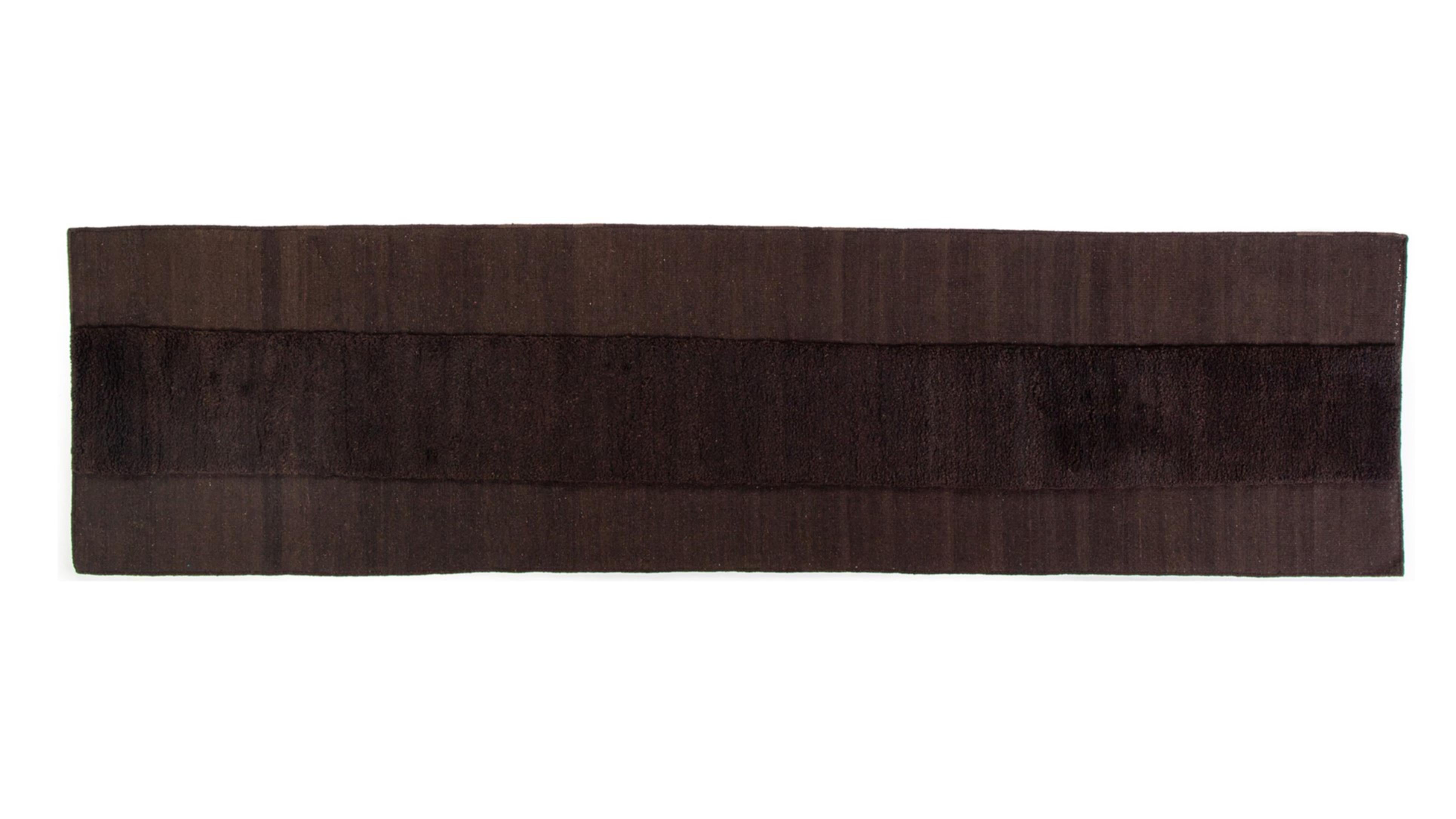Gabbeh & Kelim-Teppich von Taher Asad Bakhtiari
Abmessungen: B 105 x L 398 cm
MATERIALIEN: Wolle

Taher Asad-Bakhtiari (B.1982, Teheran) ist ein autodidaktischer Künstler, dessen Praxis sich auf Objekte, Textilien und Erfahrungen konzentriert, aber