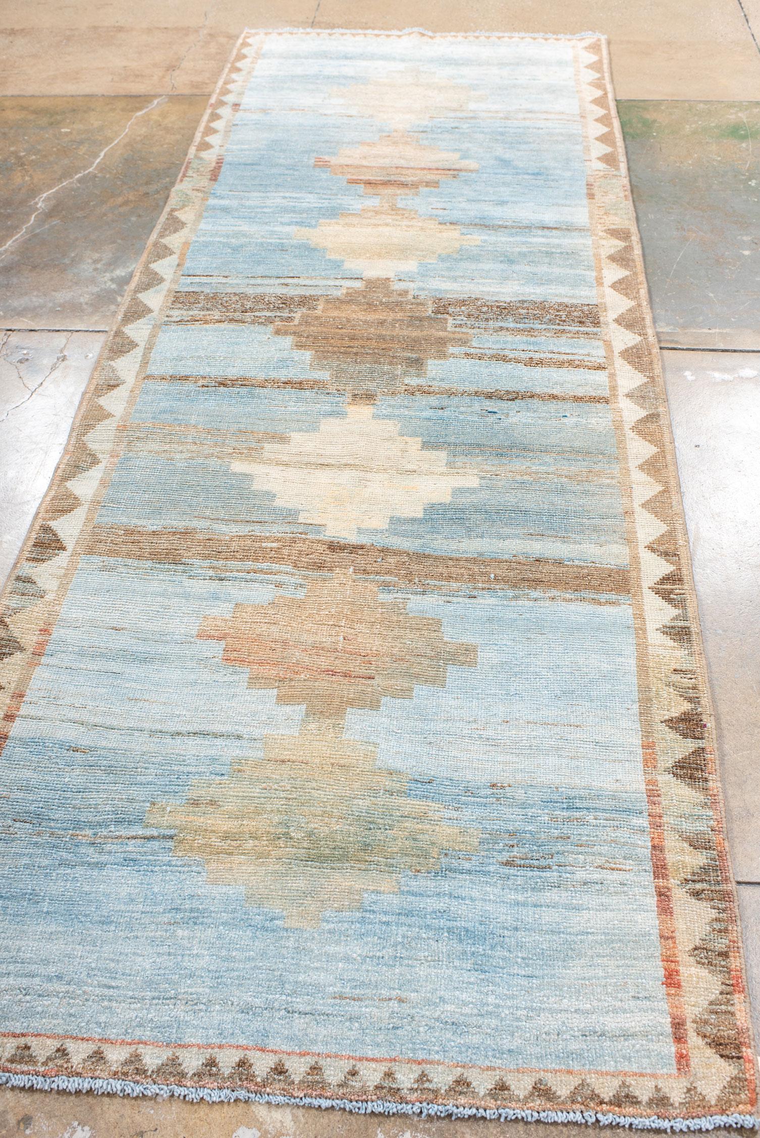 Perse Tapis long Gabbeh avec un beau champ bleu en vente