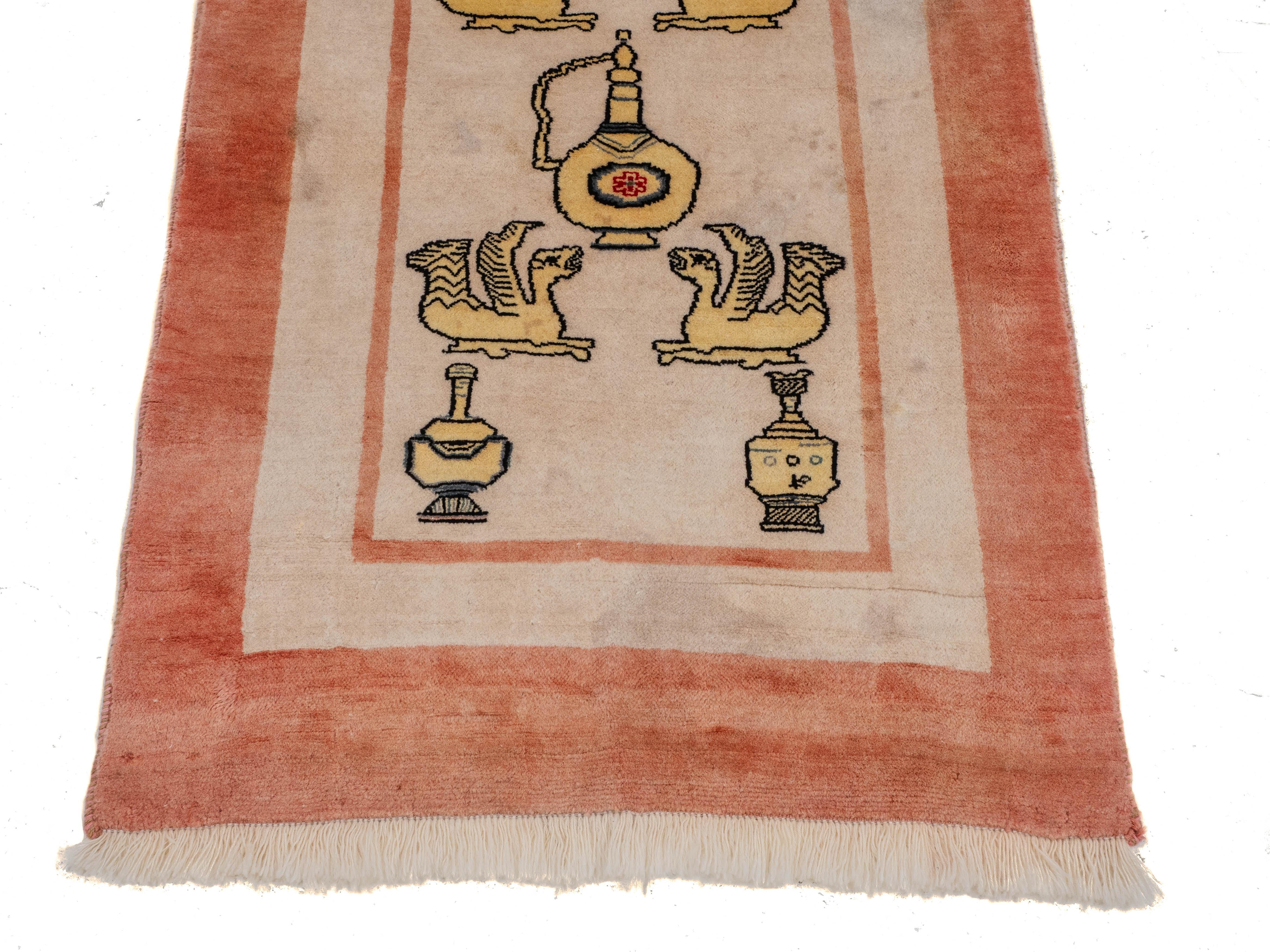 Ein Gabbeh-Perserteppich, ca. 1,80 m x 1,80 m, aus der Mitte des 20. Dieser Gaschgai-Nomadenteppich mit weizenfarbenem Feld, das mit antiken Motiven gefüllt ist, wird von einer breiten, pfirsichfarbenen Bordüre eingefaßt. Ein handgeknüpfter