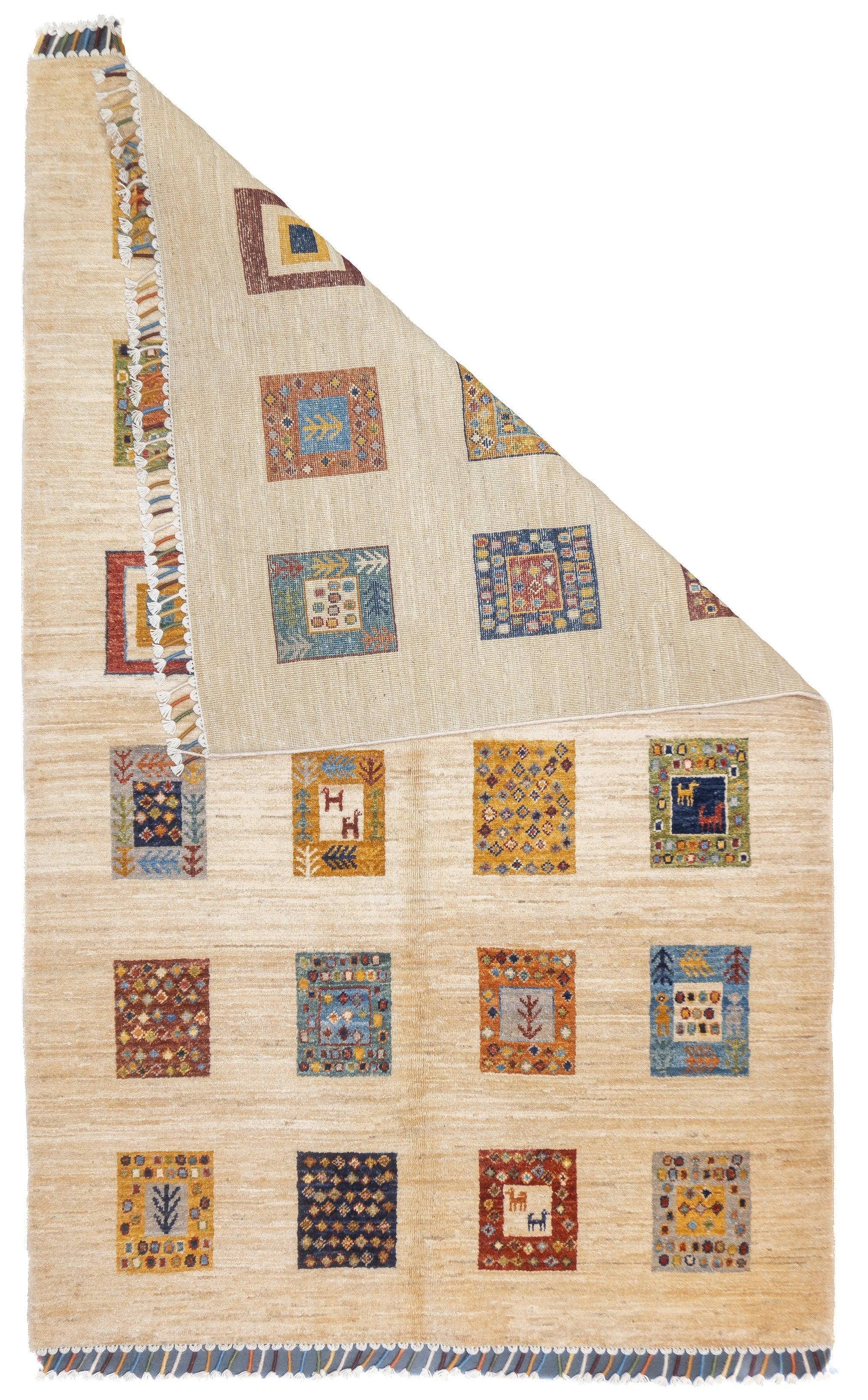 Gabbeh-Teppich 3'11'' x 6'2''. Wollflorteppiche, in der Regel in Form von Streuteppichen, die von den Gaschghai-Stämmen in Südwestpersien (Provinz Fars) gewebt werden, in mäßiger Knüpfung, einfachen Geometrien und schattenlosen Farben. Ab etwa 1900.
