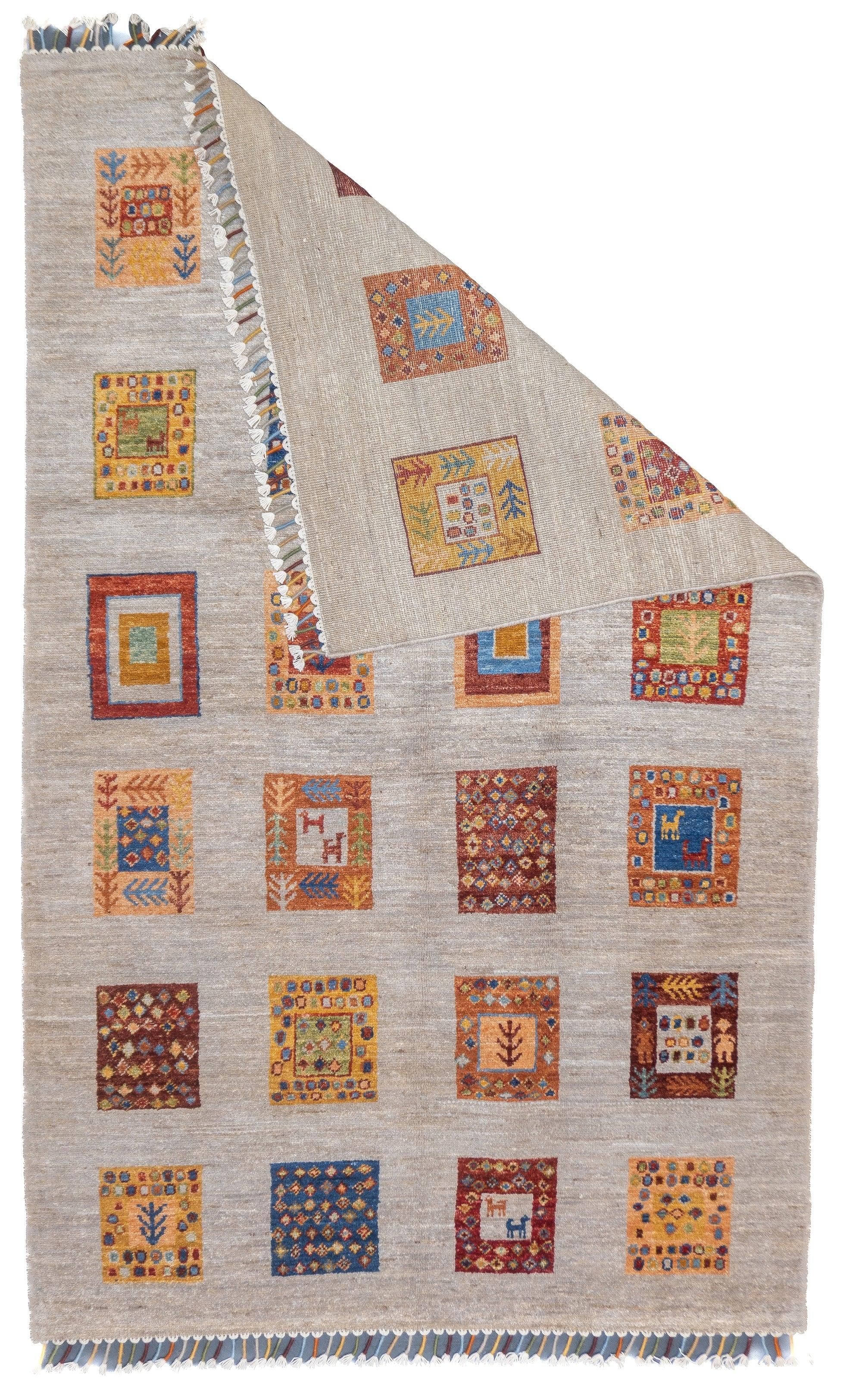 Gabbeh-Teppich 3'11'' x 6'3''. Wollflorteppiche, in der Regel in Form von Streuteppichen, die von den Gaschghai-Stämmen in Südwestpersien (Provinz Fars) gewebt werden, in mäßiger Knüpfung, einfachen Geometrien und schattenlosen Farben. Ab etwa 1900.