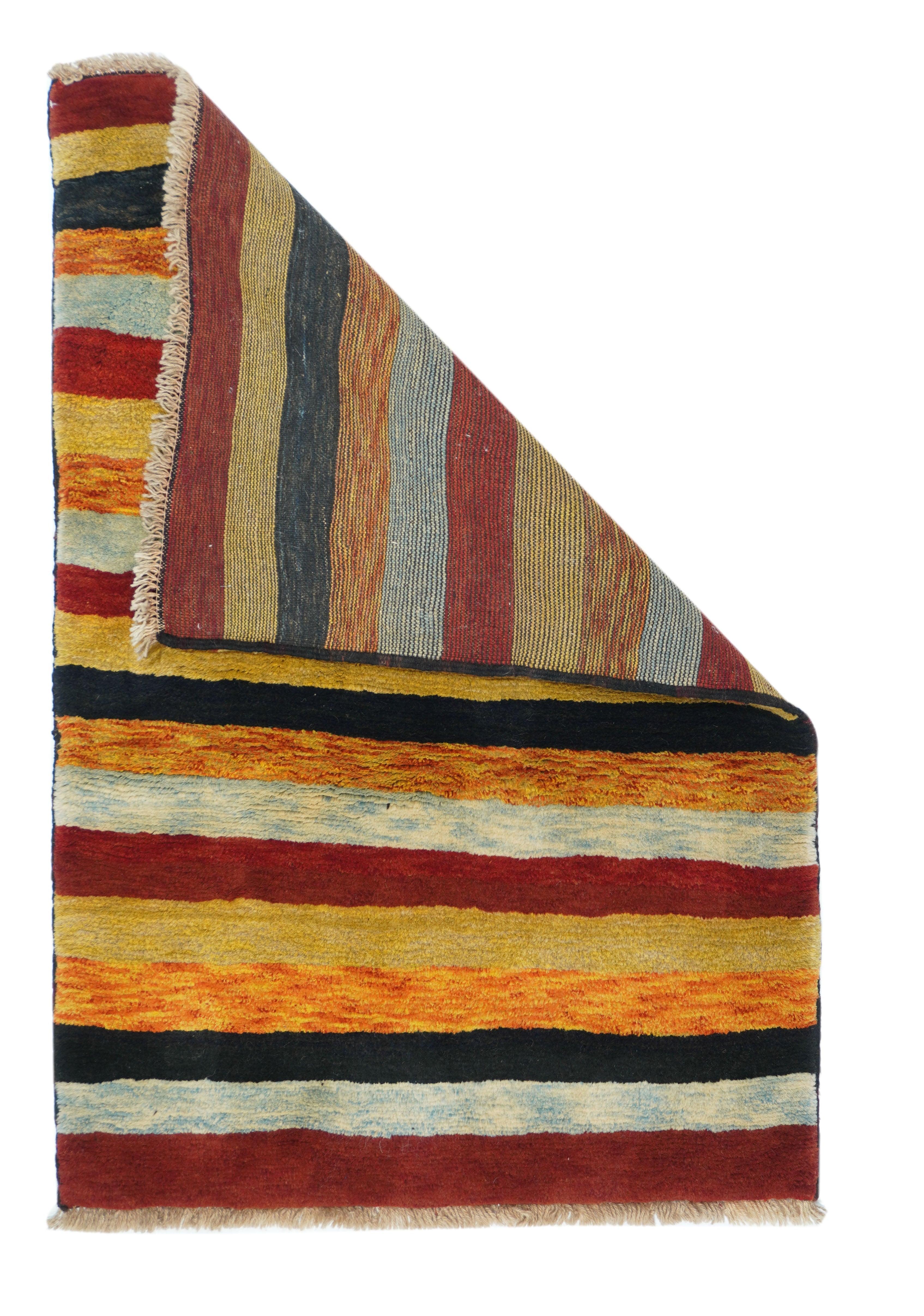 Gabbeh-Teppich 3'5'' x 5'3''. Keine Bordüren, nur Streifen in abgewetzten Rost-, Puderblau-, Altgold-, Goldruten-, Dunkelrot- und Tiefbrauntönen. Die Unregelmäßigkeit deutet auf eine ungestörte Stammesarbeit auf einem Grundwebstuhl hin. Ursprünglich