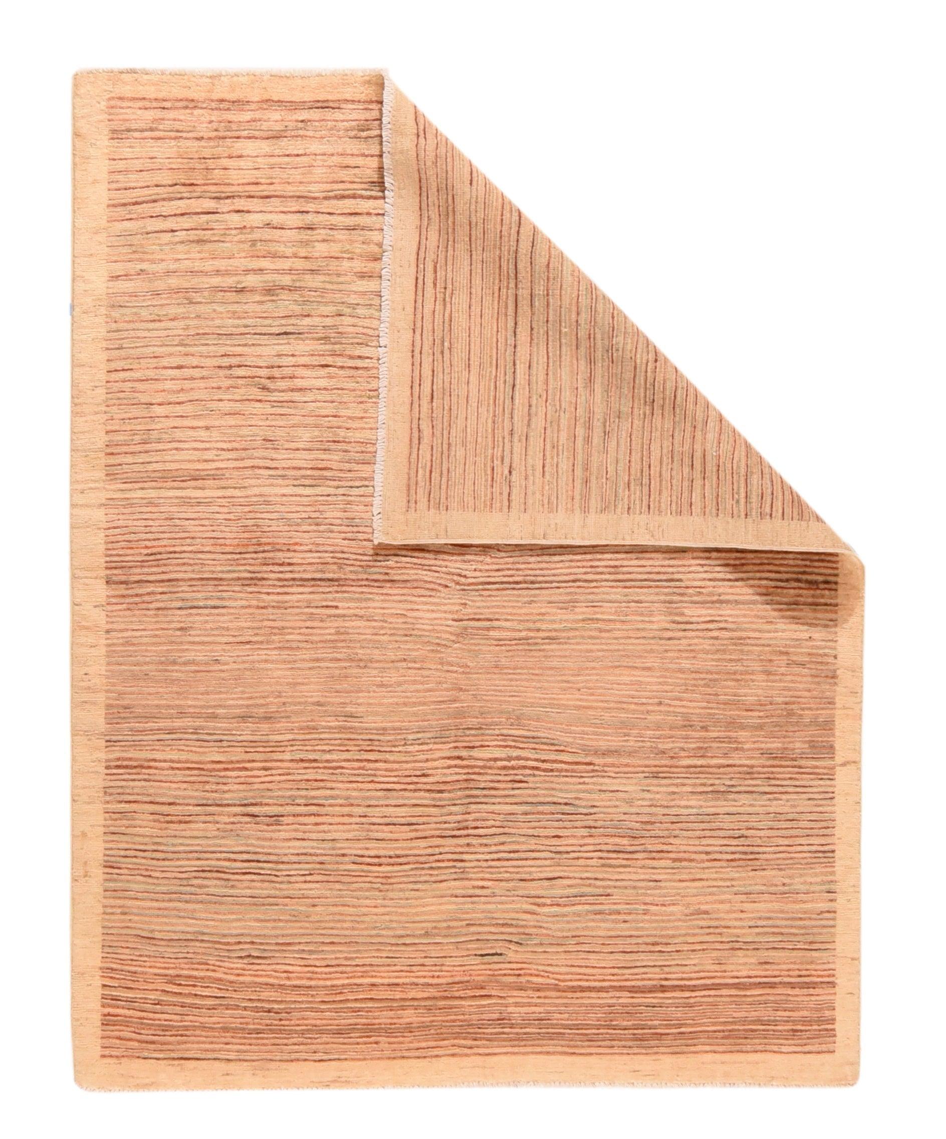Gabbeh-Teppich 4'10'' x 6'4''. Das ecrufarbene Strohfeld verläuft als schlichte, schmale Bordüre bis an die Ränder und zeigt ein Feldmuster aus unterschiedlich breiten, schwankenden braunen Linien in voller Breite. Die Linien verbreitern und