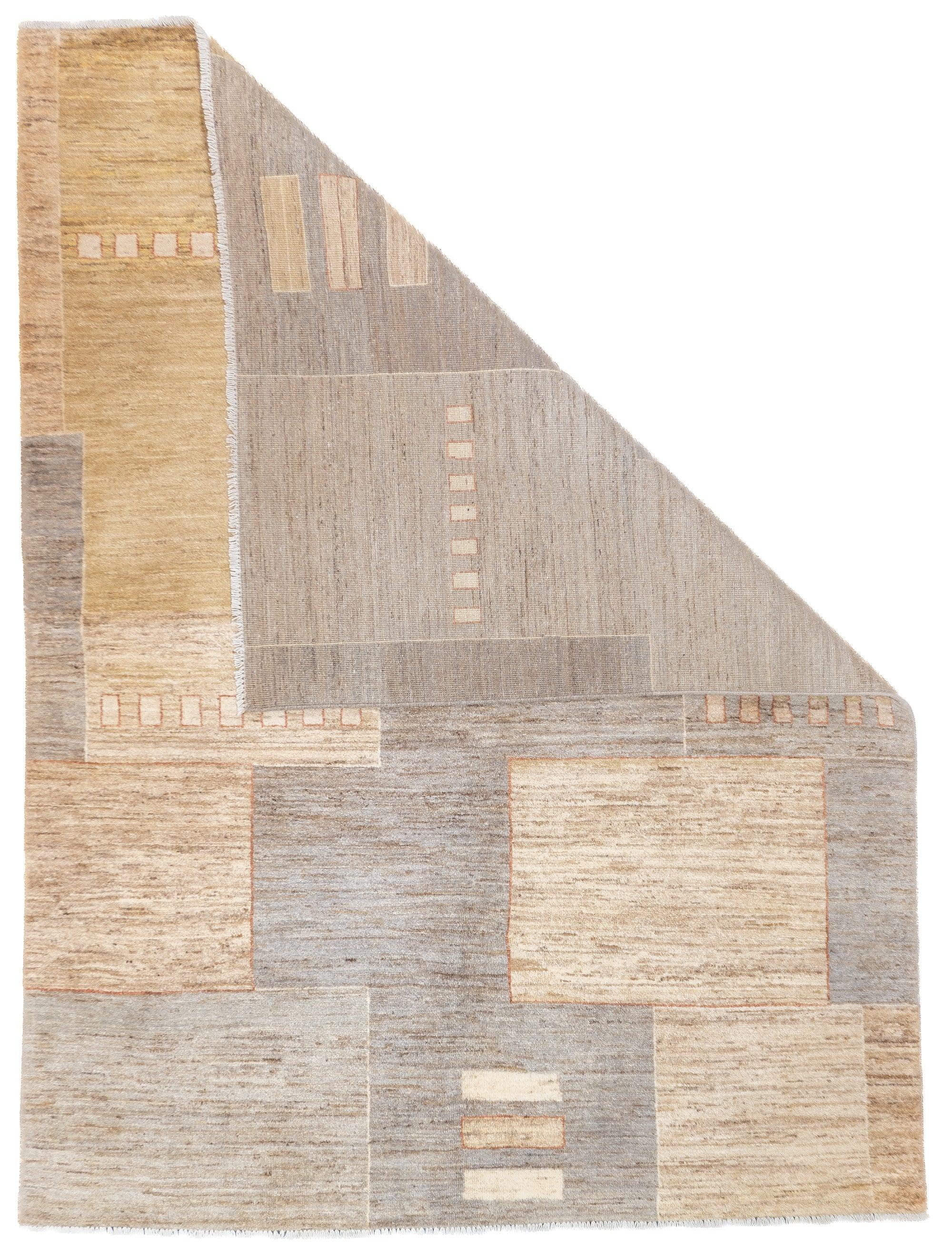 Tappeto Gabbeh 4'10'' x 6'6''. Tappeti a vello di lana, di solito di formato sparso, tessuti dalle tribù Qashghai della Persia occidentale (provincia di Fars), a trama moderata, con geometrie ordinate e colori non sfumati. Dal 1900 circa in poi. Ora
