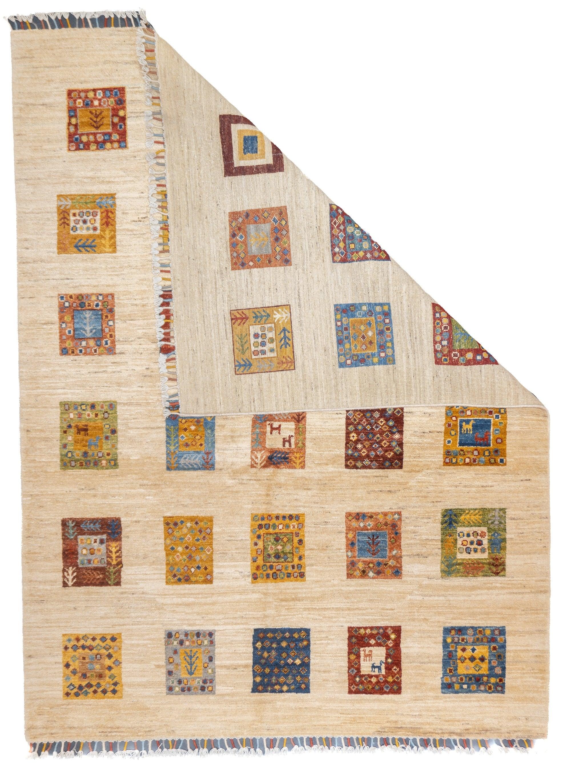 Gabbeh-Teppich 4'11'' x 6'7''. Wollflorteppiche, in der Regel in Form von Streuteppichen, die von den Gaschghai-Stämmen in Südwestpersien (Provinz Fars) gewebt werden, in mäßiger Knüpfung, einfachen Geometrien und schattenlosen Farben. Ab etwa 1900.