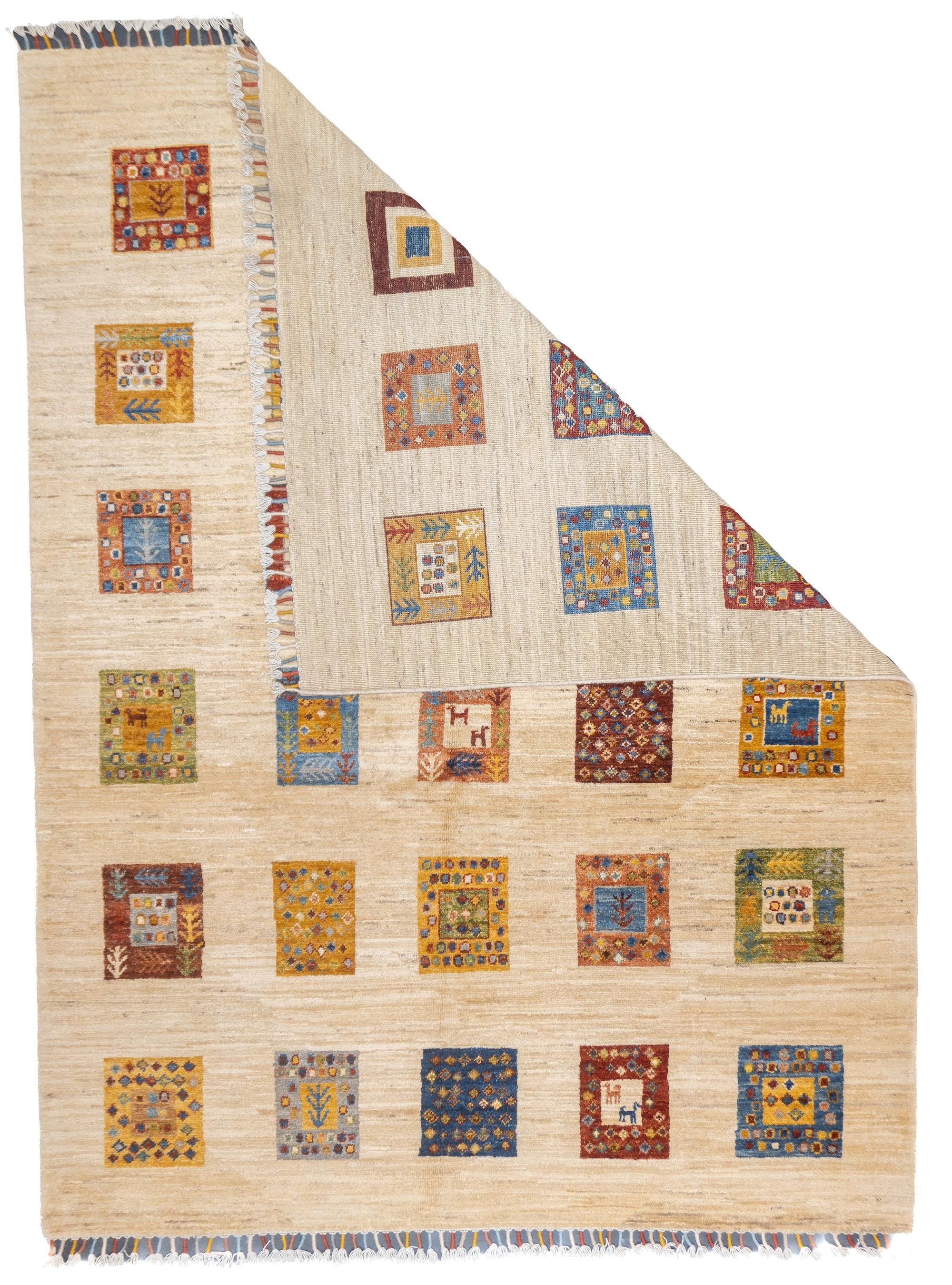 Alfombra Gabbeh 4'11'' x 6'7''. Alfombras de pelo de lana, generalmente de formato disperso, tejidas por las tribus qashghai del suroeste de Persia (provincia de Fars), de trama moderada, geometrías desordenadas y colores sin matices. A partir de