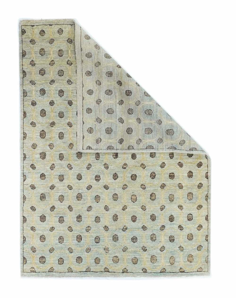 Gabbeh-Teppich 4'2'' x 5'7''. Diese hochflorige, im Wesentlichen randlose Gabbeh-Streuung aus jüngerer Zeit zeigt einen gemischten Flor aus Wolle, Seide und Baumwolle mit Tweed-Struktur in einem strohfarbenen, abgerundeten Gitter auf einem