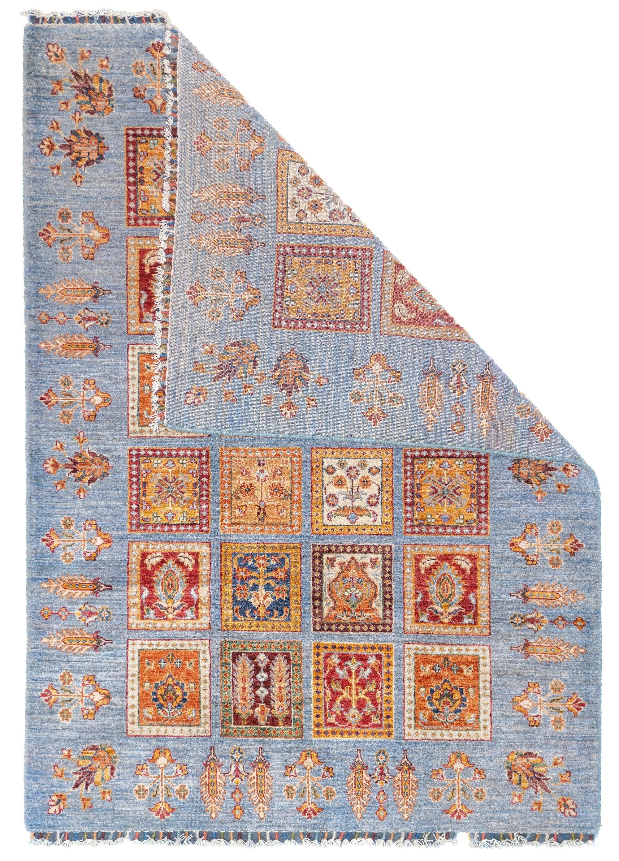 Gabbeh-Teppich 4'2'' x 5'9''. Wollflorteppiche, in der Regel in Form von Streuteppichen, die von den Gaschghai-Stämmen in Südwestpersien (Provinz Fars) gewebt werden, in mäßiger Knüpfung, einfachen Geometrien und schattenlosen Farben. Ab etwa 1900.