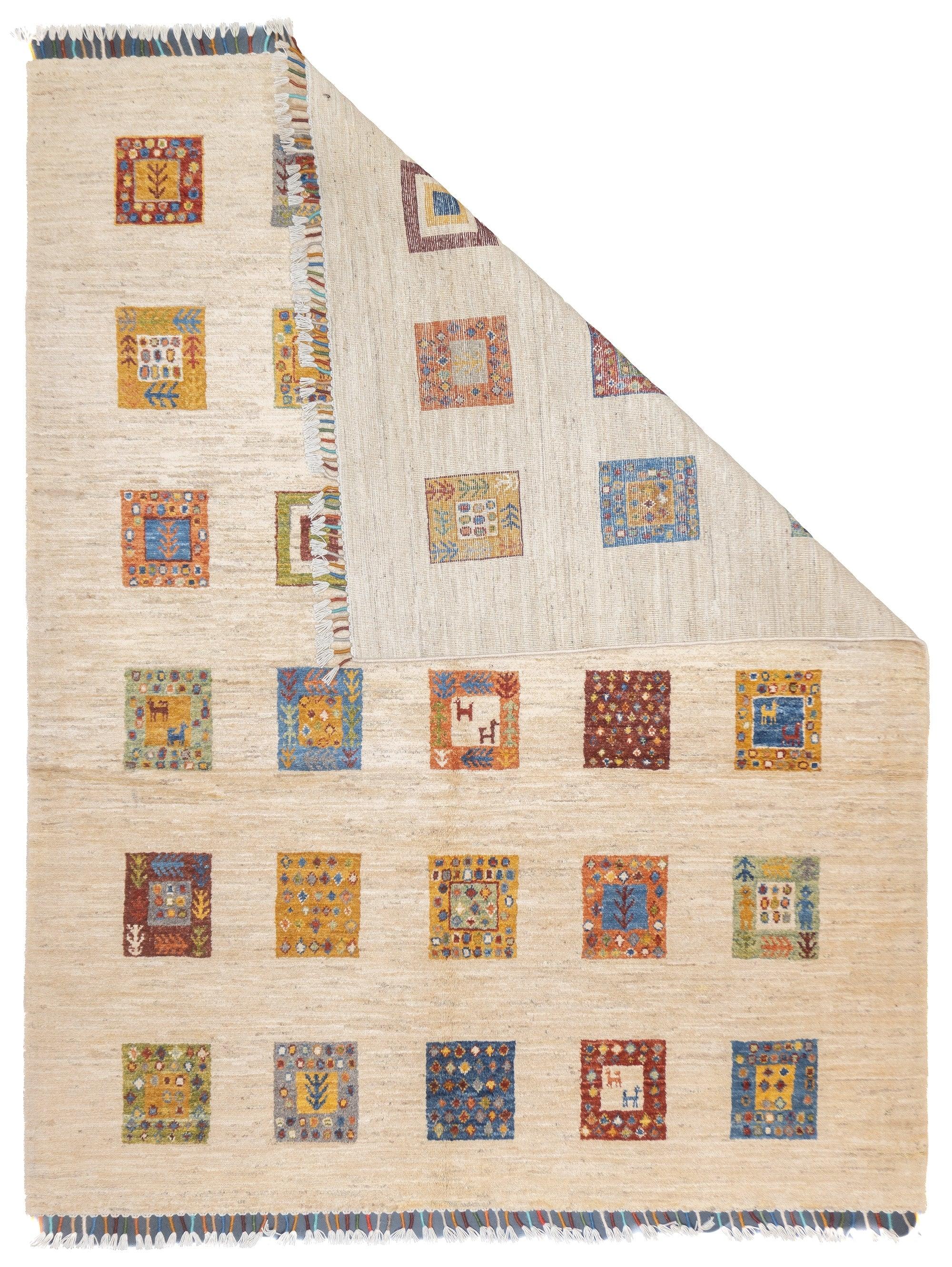 Tappeto Gabbeh 4'10'' x 6'6''. Tappeti a vello di lana, di solito di formato sparso, tessuti dalle tribù Qashghai della Persia occidentale (provincia di Fars), a trama moderata, con geometrie ordinate e colori non sfumati. Dal 1900 circa in poi. Ora