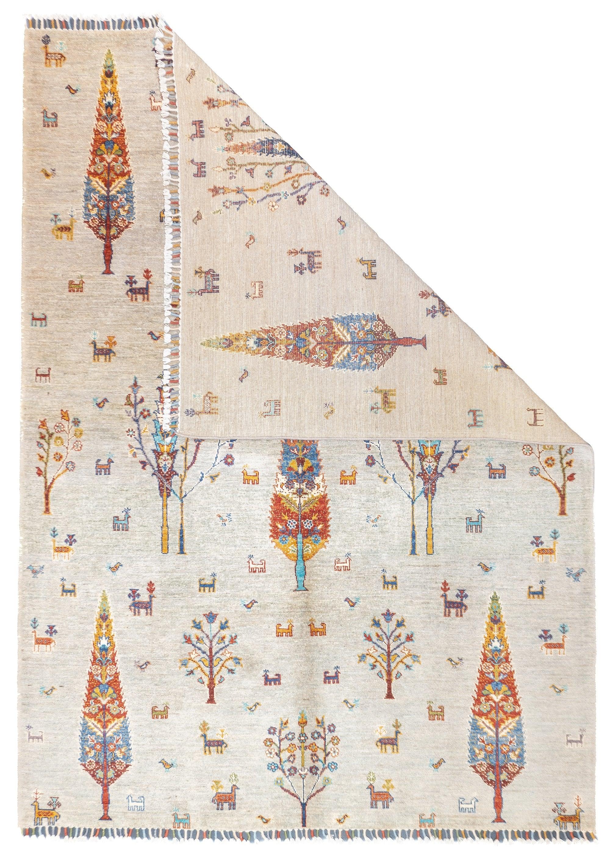 Tappeto Gabbeh 5'6'' x 7'7''. Tappeti a vello di lana, di solito di formato sparso, tessuti dalle tribù Qashghai della Persia occidentale (provincia di Fars), a trama moderata, con geometrie ordinate e colori non sfumati. Dal 1900 circa in poi. Ora