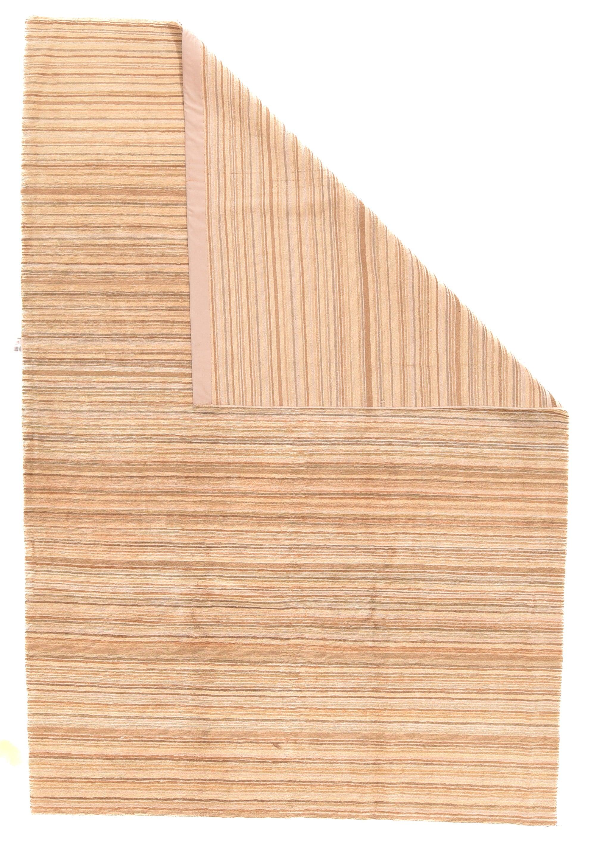 Der kleine Teppich/die große Streuung zeigt eine minimalistische, randlose Komposition aus horizontalen Linien in Braun-, Rost-, Braun- und Beigetönen, die sich nach Lust und Laune des Knüpfers biegen, verkleinern oder dehnen. Einstellbare