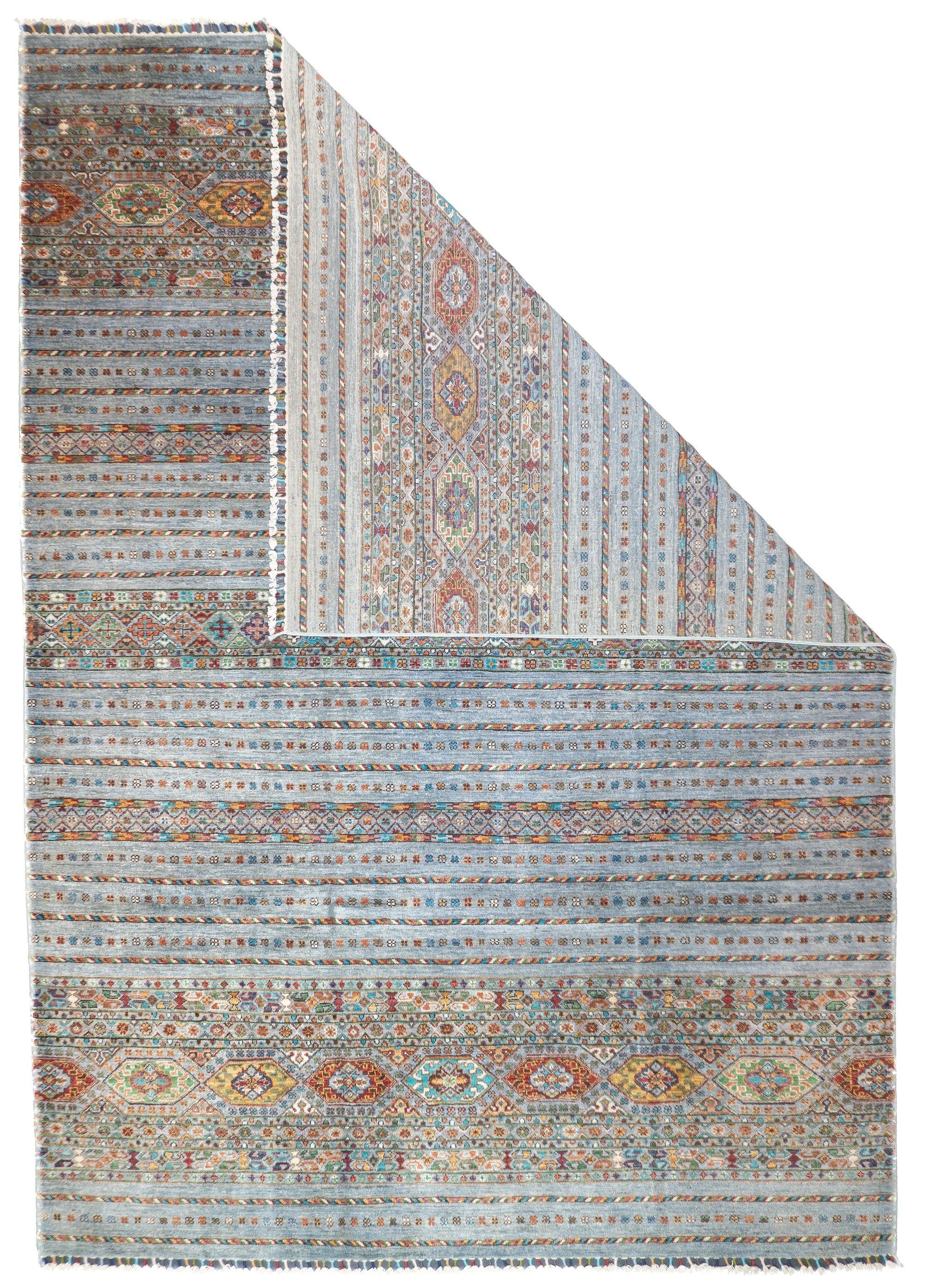 Gabbeh-Teppich 6'10'' x 9'8''. Wollflorteppiche, in der Regel in Form von Streuteppichen, die von den Gaschghai-Stämmen in Südwestpersien (Provinz Fars) gewebt werden, in mäßiger Knüpfung, einfachen Geometrien und schattenlosen Farben. Ab etwa 1900.