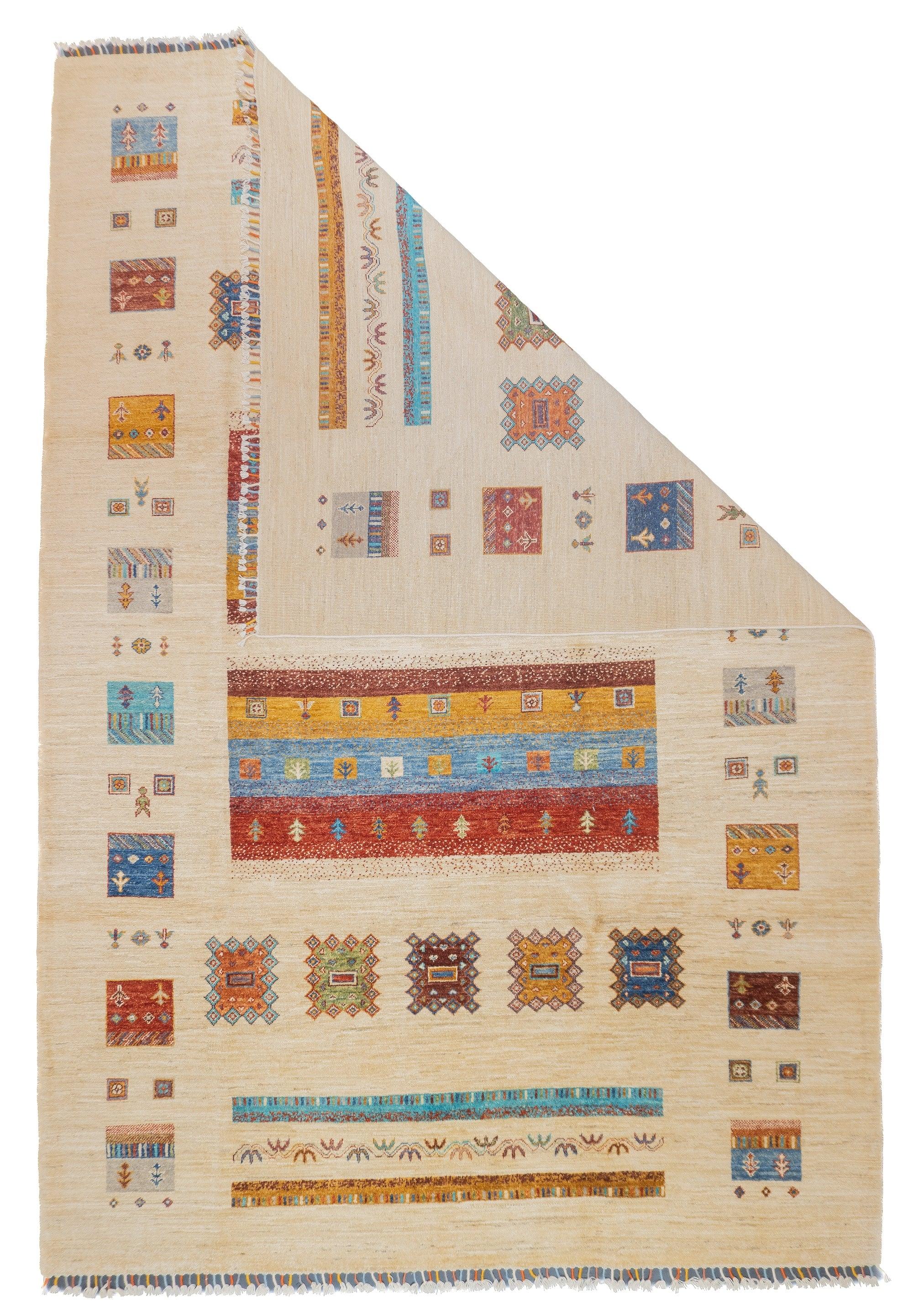 Gabbeh-Teppich 6'7'' x 9'9''. Wollflorteppiche, in der Regel in Form von Streuteppichen, die von den Gaschghai-Stämmen in Südwestpersien (Provinz Fars) gewebt werden, in mäßiger Knüpfung, einfachen Geometrien und schattenlosen Farben. Ab etwa 1900.