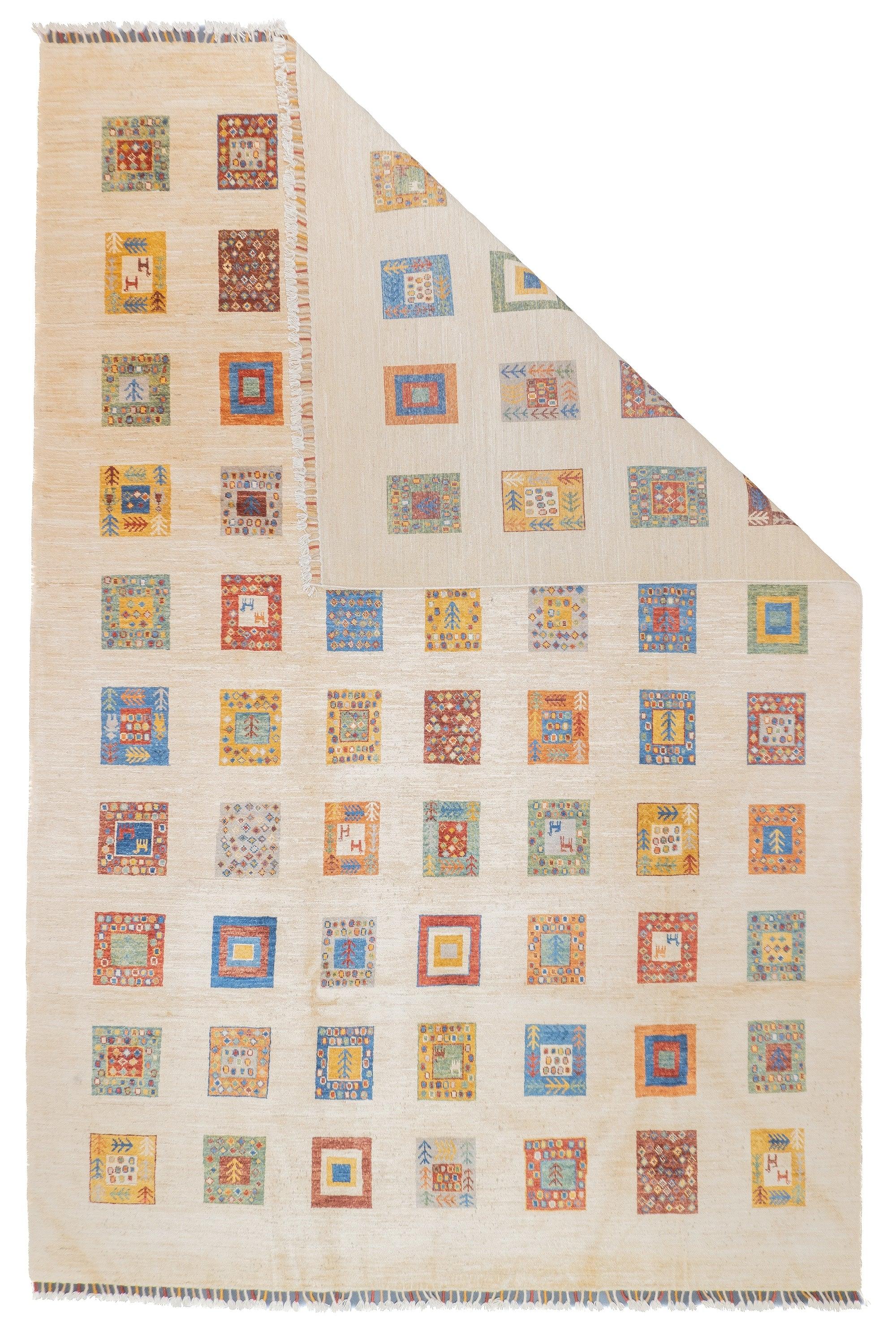 Gabbeh-Teppich 6'8'' x 9'11''. Wollflorteppiche, in der Regel in Form von Streuteppichen, die von den Gaschghai-Stämmen in Südwestpersien (Provinz Fars) gewebt werden, in mäßiger Knüpfung, einfachen Geometrien und schattenlosen Farben. Ab etwa 1900.