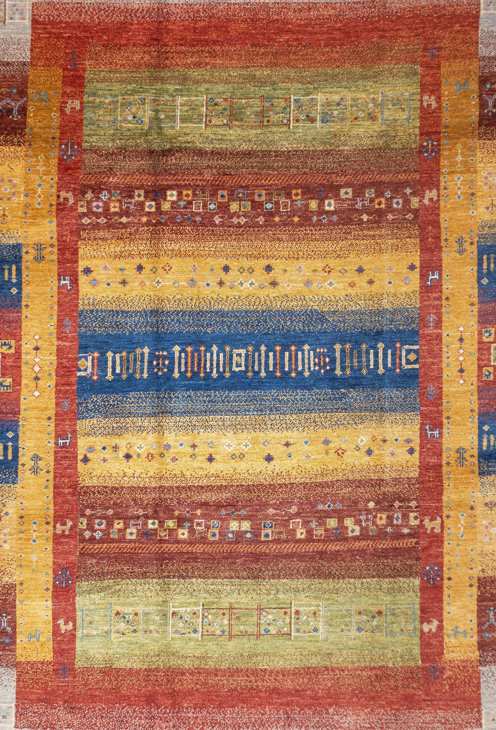 Tappeto Gabbeh 6'8'' x 9'7''. Tappeti a vello di lana, di solito di formato sparso, tessuti dalle tribù Qashghai della Persia occidentale (provincia di Fars), a trama moderata, con geometrie ordinate e colori non sfumati. Dal 1900 circa in poi. Ora