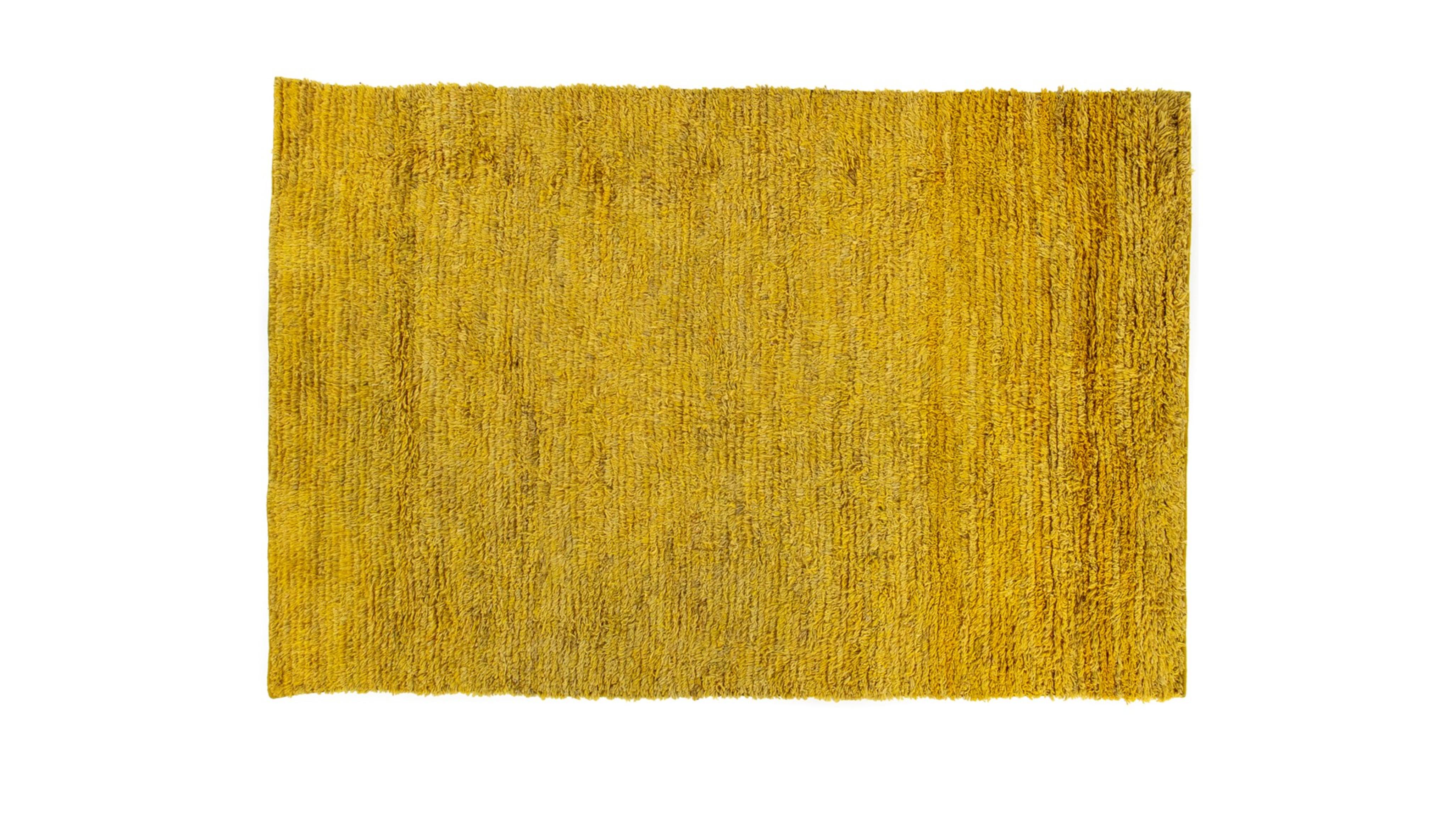 Gabbeh-Teppich von Taher Asad Bakhtiari
Abmessungen: B 190 x L 290 cm
MATERIALIEN: Wolle

Taher Asad-Bakhtiari (B.1982, Teheran) ist ein autodidaktischer Künstler, dessen Praxis sich auf Objekte, Textilien und Erfahrungen konzentriert, aber nicht