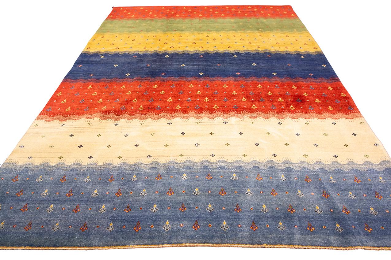 Dies ist ein minimalistisch gestalteter mehrfarbiger Gabbeh-Teppich - eine fesselnde Verschmelzung von modernem Minimalismus und zeitloser Handwerkskunst. Dieser exquisite Teppich mit den Maßen 273×184 cm bietet eine großzügige Größe, um Ihren