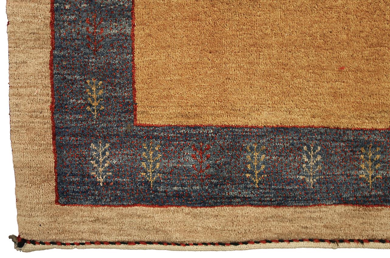 Il s'agit d'un chef-d'œuvre : le tapis Gabbeh au design minimaliste. Mesurant 244×204 cm, ce tapis exquis témoigne de la riche tradition de la fabrication de tapis. Ce tapis Gabbeh se distingue par sa palette de couleurs douces, qui dégage un