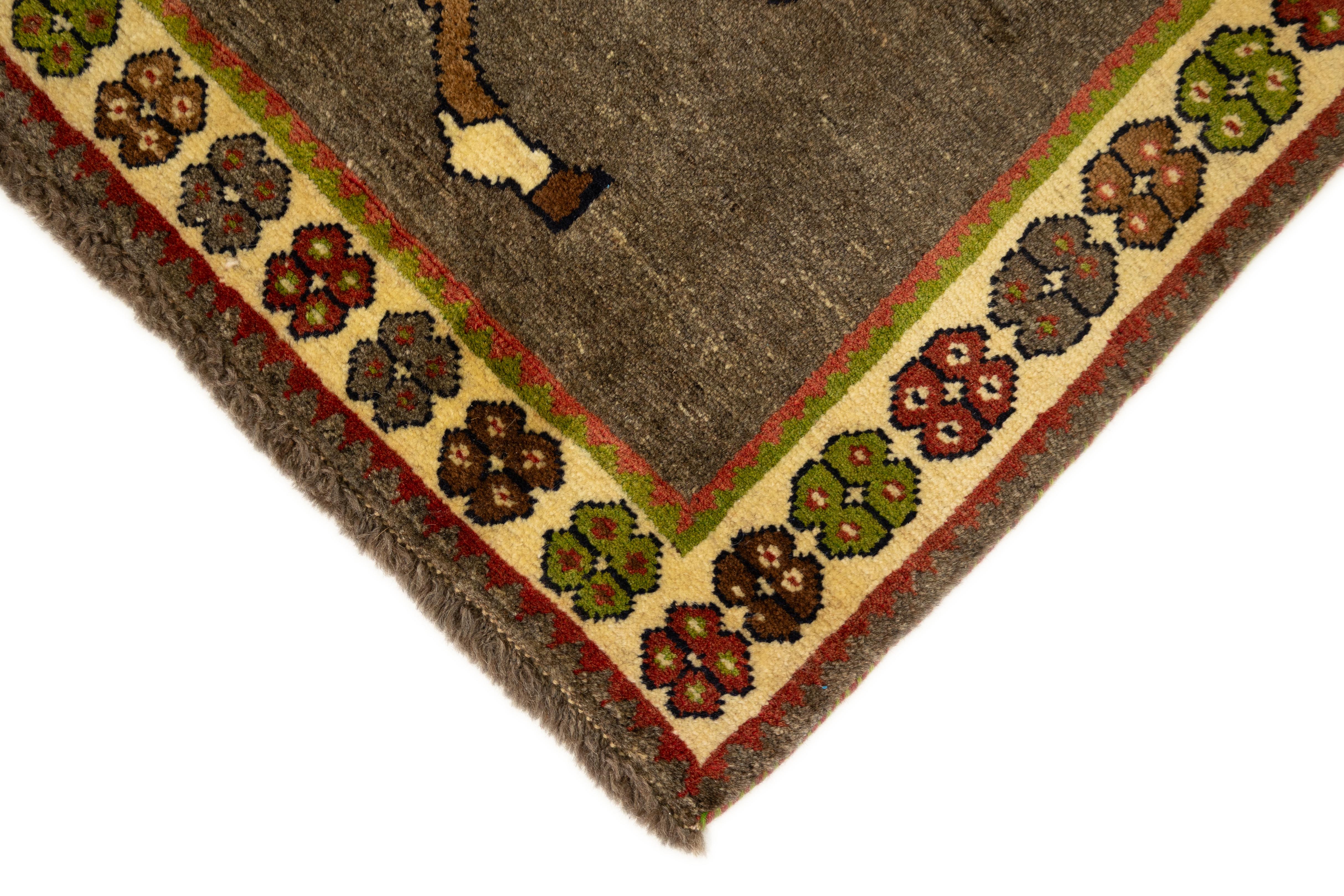 Annodato a mano Tappeto Gabbeh, annodato a mano, 4.8 × 3.0 ft - Marrone, Avorio e Ruggine con Cavalli in vendita