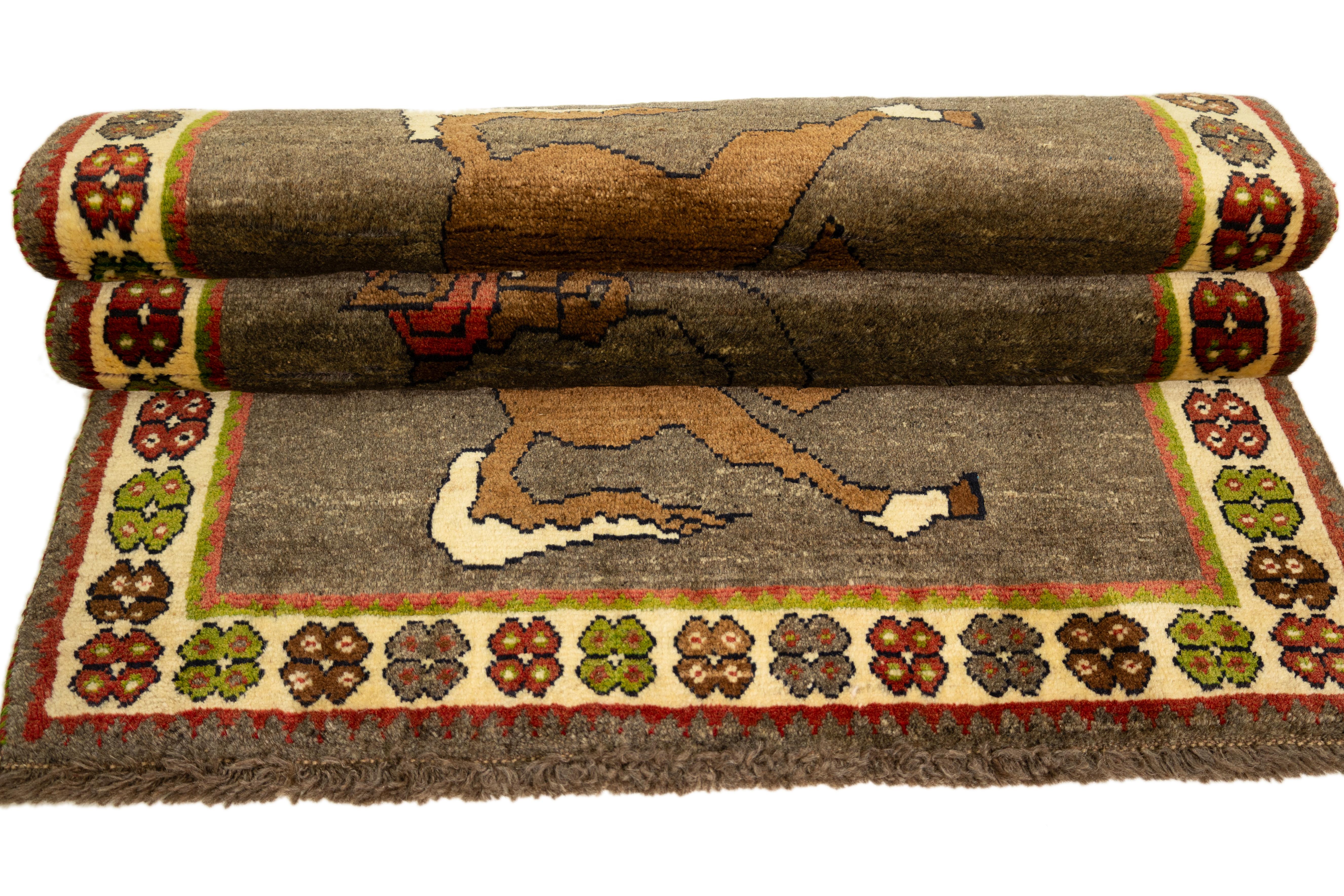 XX secolo Tappeto Gabbeh, annodato a mano, 4.8 × 3.0 ft - Marrone, Avorio e Ruggine con Cavalli in vendita