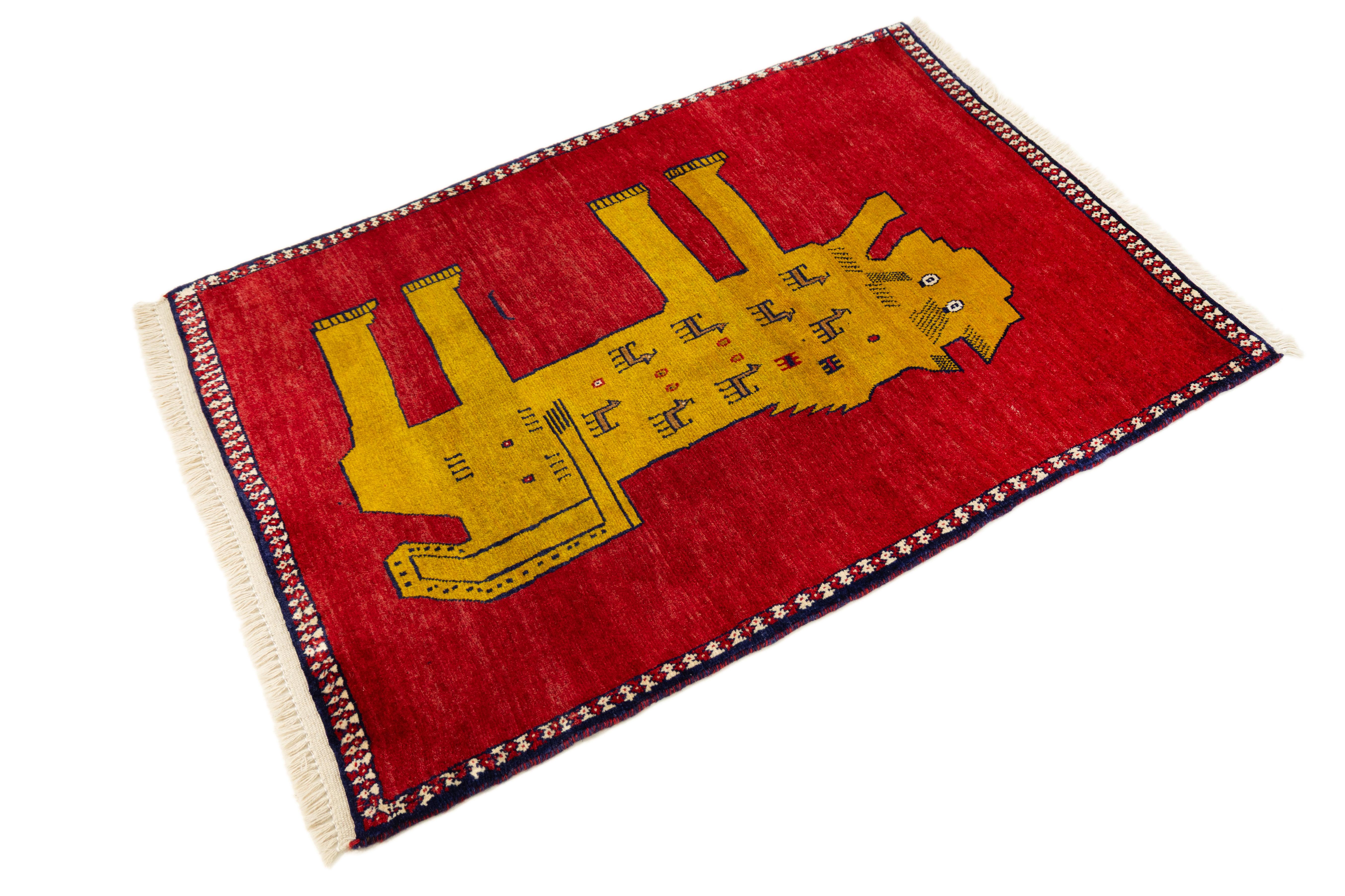 Persiano Tappeto Gabbeh, annodato a mano, 4,8 × 3,4 piedi - Leone rosso e giallo in vendita