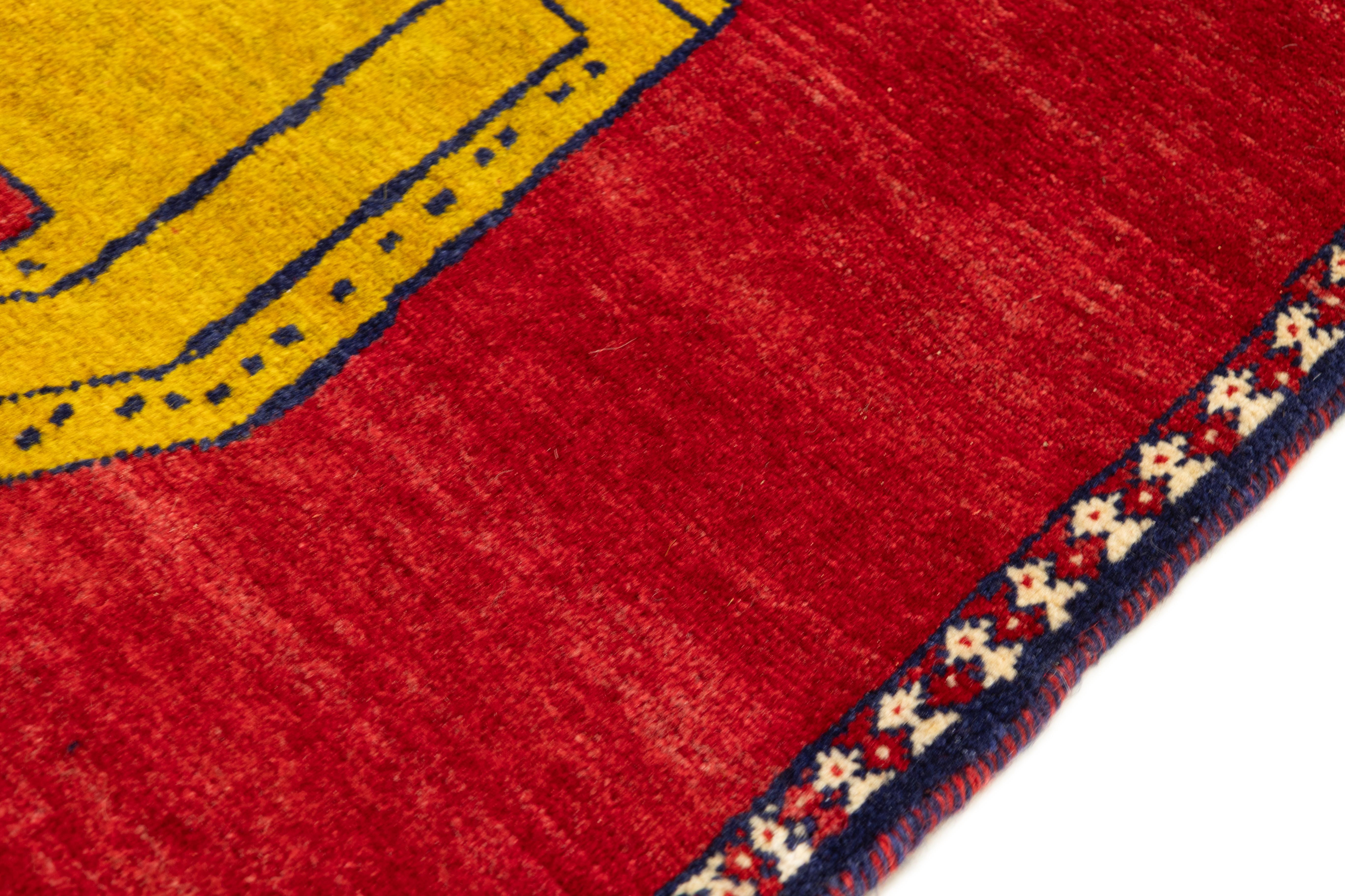 XX secolo Tappeto Gabbeh, annodato a mano, 4,8 × 3,4 piedi - Leone rosso e giallo in vendita