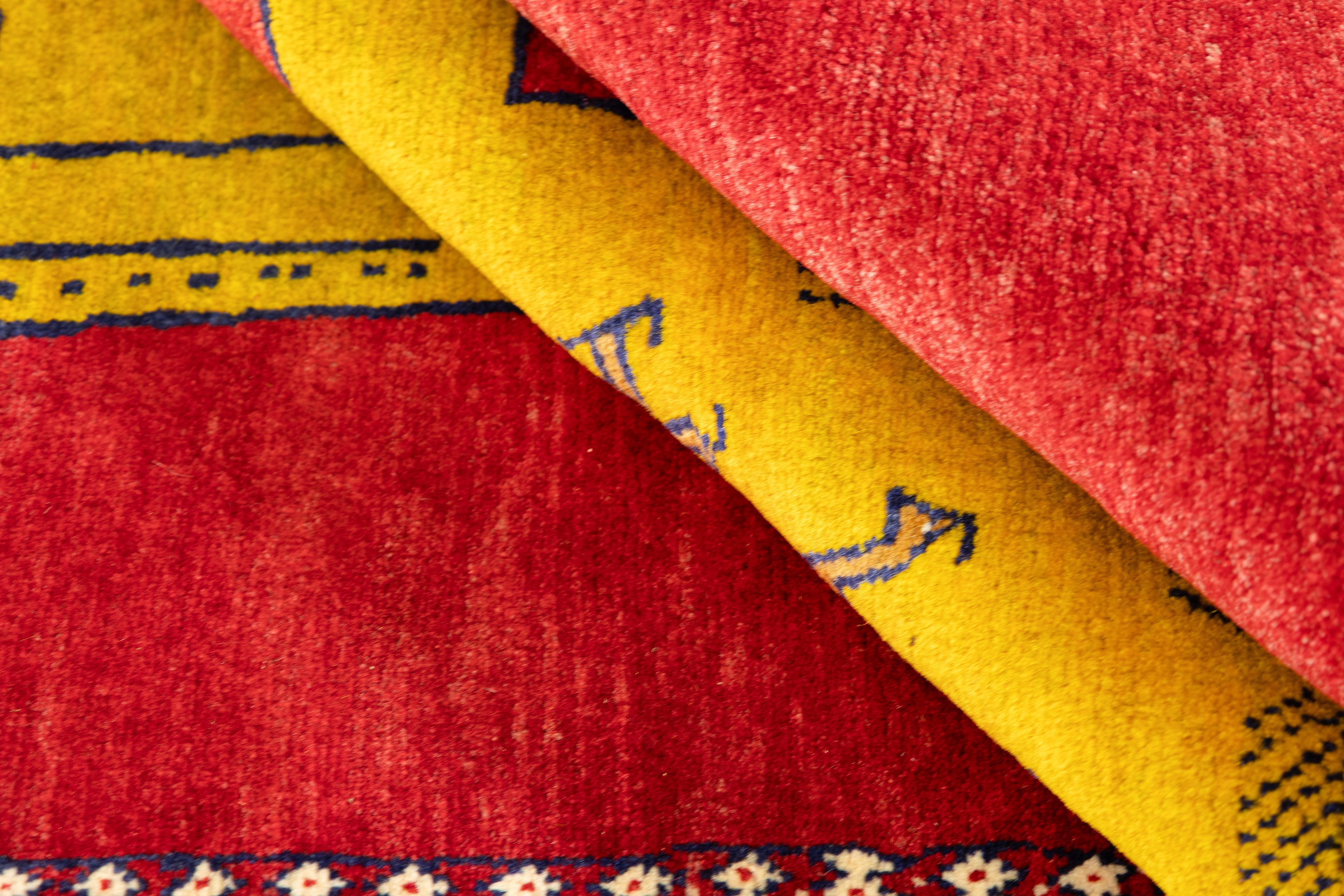 Lana Tappeto Gabbeh, annodato a mano, 4,8 × 3,4 piedi - Leone rosso e giallo in vendita