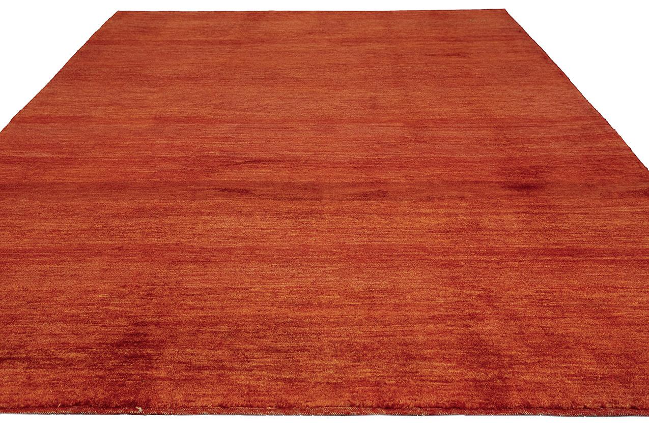 Dies ist ein außergewöhnlicher Gabbeh-Kashkuli-Teppich mit einem unverwechselbaren Design, das man in dieser Form nur selten auf dem Markt findet. Dieser Teppich zeigt ein schlichtes, weiches, rot schattiertes, offenes Feld, das einen reichen und