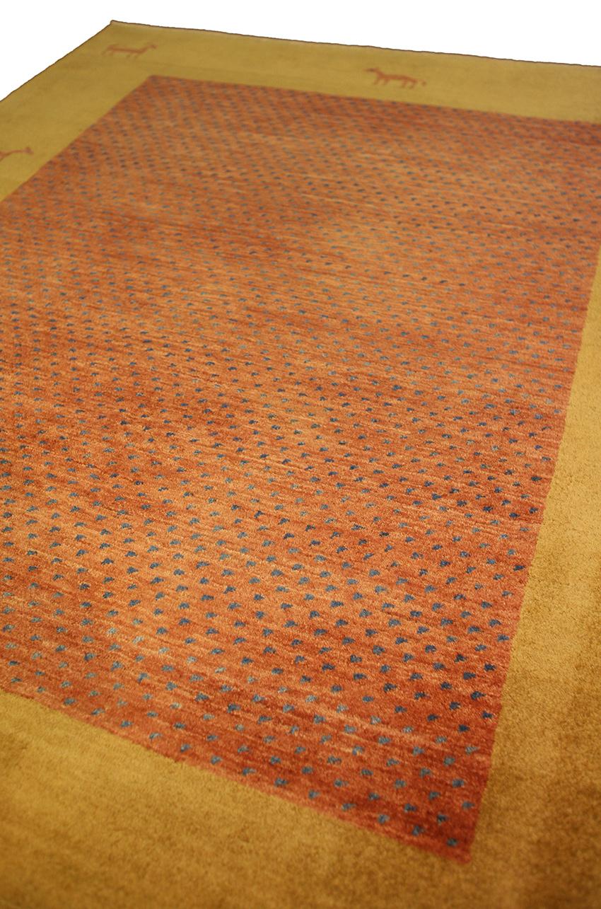 Ce tapis gabbeh est parfait pour tous ceux qui souhaitent ajouter une touche de luxe à leur maison. Le tapis est fabriqué en laine, ce qui le rend extrêmement doux et agréable à marcher. De plus, la belle palette de couleurs et les motifs animaliers