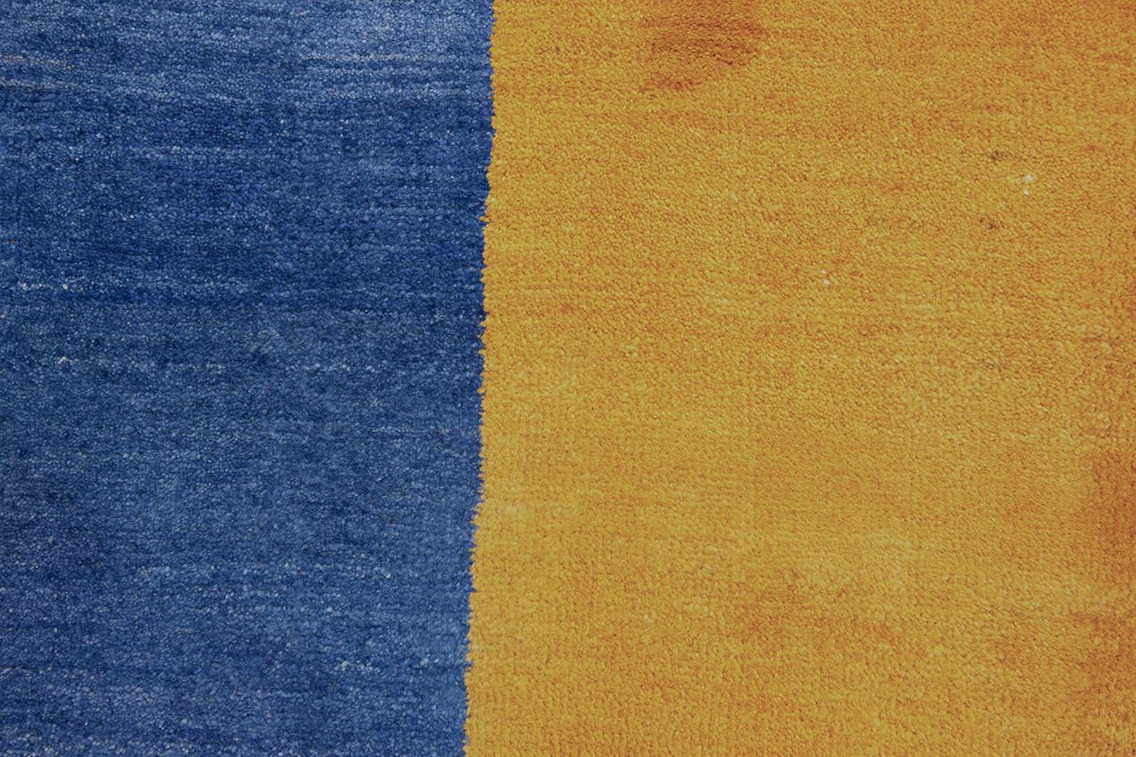 Tapis Gabbeh design minimaliste bleu et jaune Excellent état - En vente à Ferrara, IT
