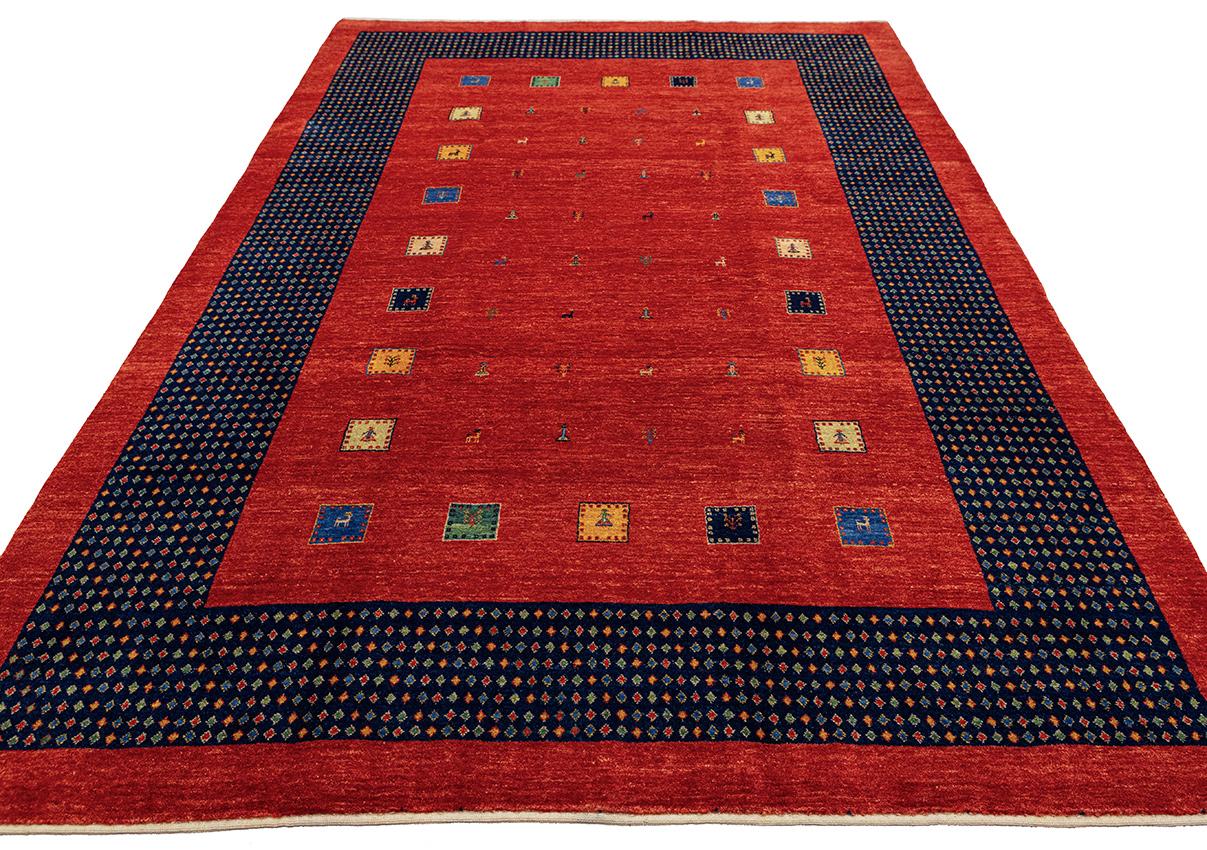 Il s'agit d'un tapis noué à la main Gabbeh Royal - un chef-d'œuvre royal mettant en valeur la richesse de l'artisanat. Ce tapis exquis affiche des dimensions de 288×180 cm, offrant une taille généreuse pour agrémenter votre espace de vie de sa