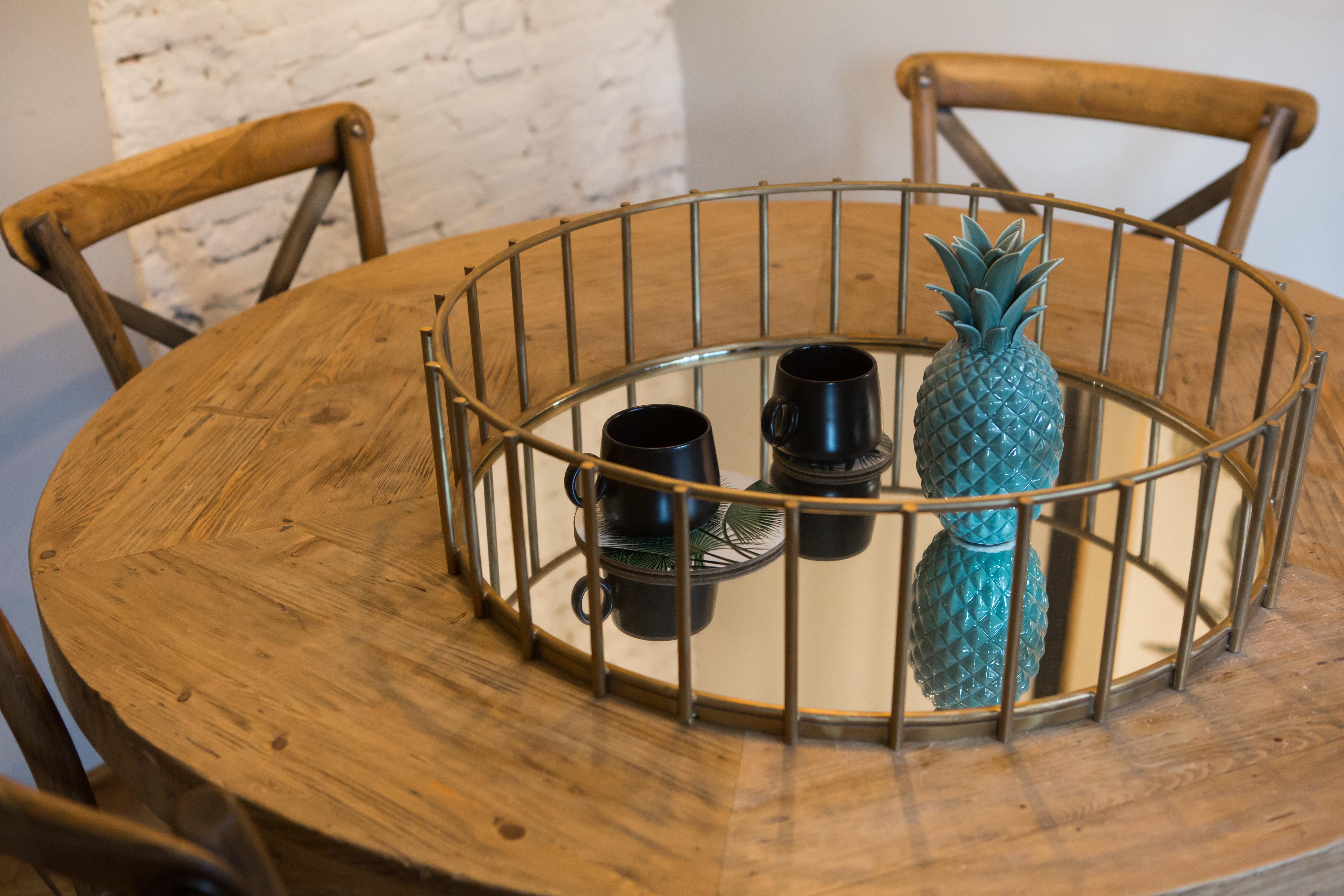 Lo specchio Cage è stato disegnato dal giovane creativo Niccolò De Ruvo pensando al magico mondo del circo con le sue gabbie, le luci e lo scintillio dei suoi spettacoli. Lo specchio Cage può essere utilizzato anche come elegante vetrina per vetrina