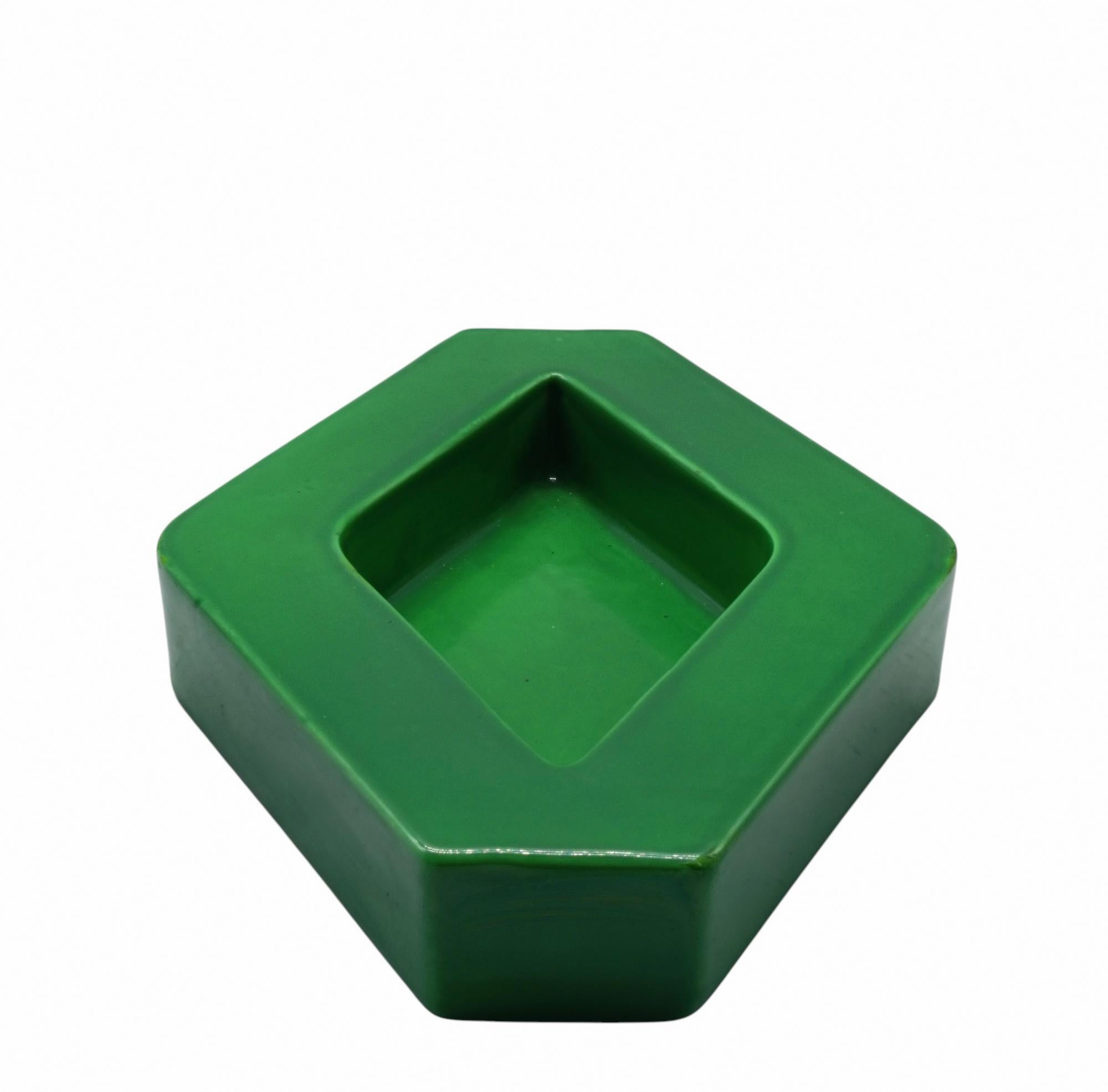 Rare centre de table hexagonal en céramique verte de la collection Gabbianelli Italia Ceramiche 1970
Réalisée en céramique de haute qualité avec une finition verte brillante, cette pièce se distingue par sa forme sinueuse et organique. Le design,