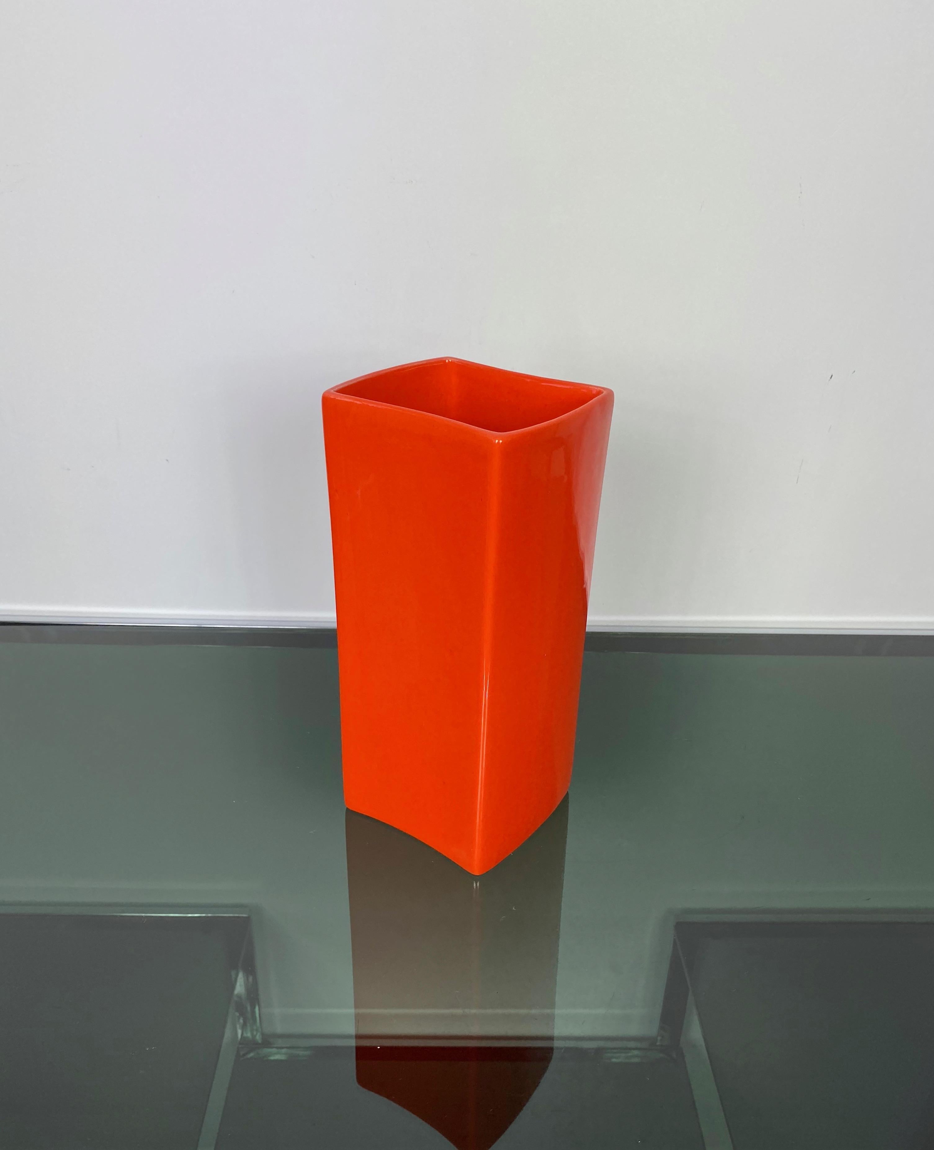 Vase rectangulaire dynamique de Gabbianelli (sa marque sur le fond) en céramique orange. Italie, années 1970.