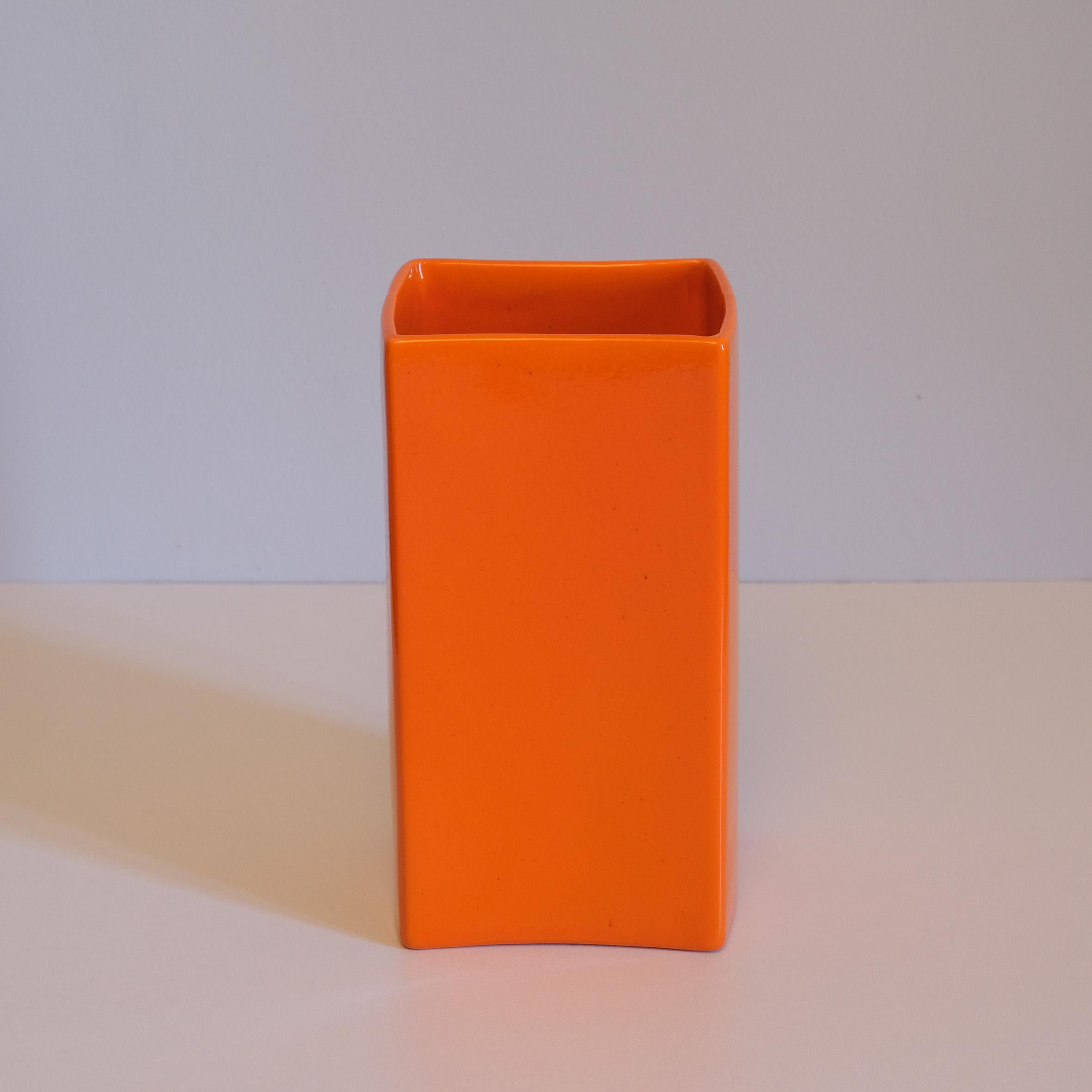 Gabbianelli

Vaso

Vaso rettangolare in ceramica ricoperto di arancione, con due lati convessi e due concavi.
Con un monogramma 