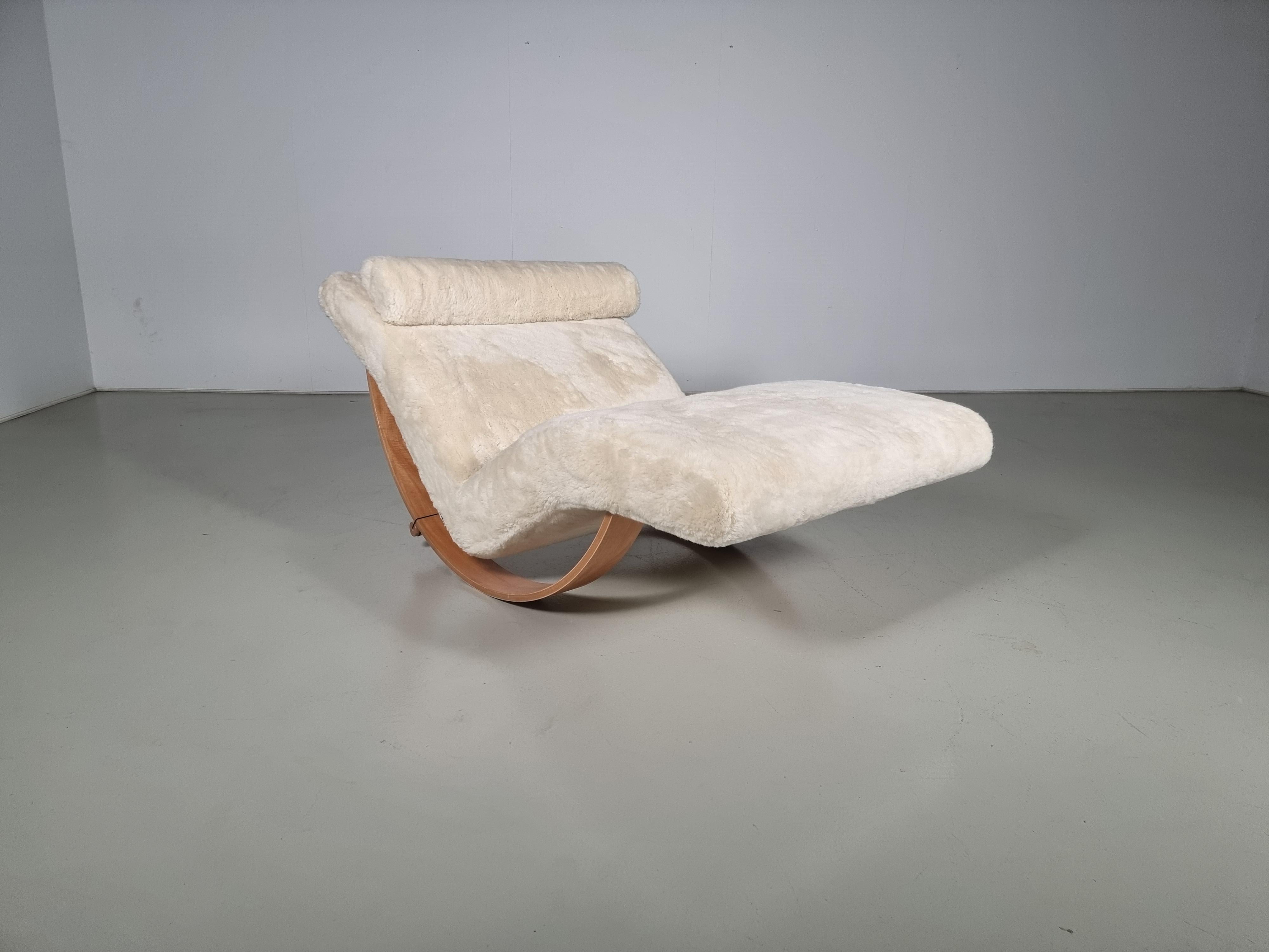 Gabbiano by Giovannetti is a rocking chair shaped like a seagull's wings.

The mix of its materials, combined with the sensuality and charm of its movement, gives Gabbiano the fascination of a relaxing island.

Base in curved natural plywood.