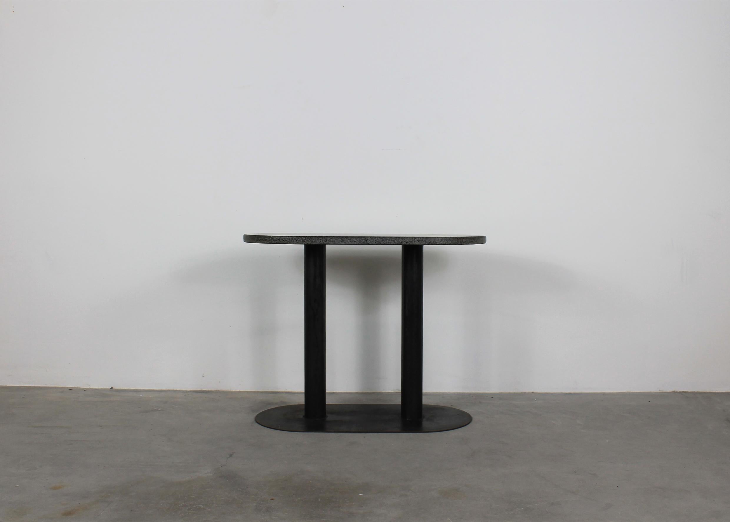 Console table with a base in black lacquered metal and an ovoidal table top in granite, originally designed by Aimaro Oreglia d'Isola and Roberto Gabetti for the residential center Talponia based in Ivrea, and manufactured by Arbo during the