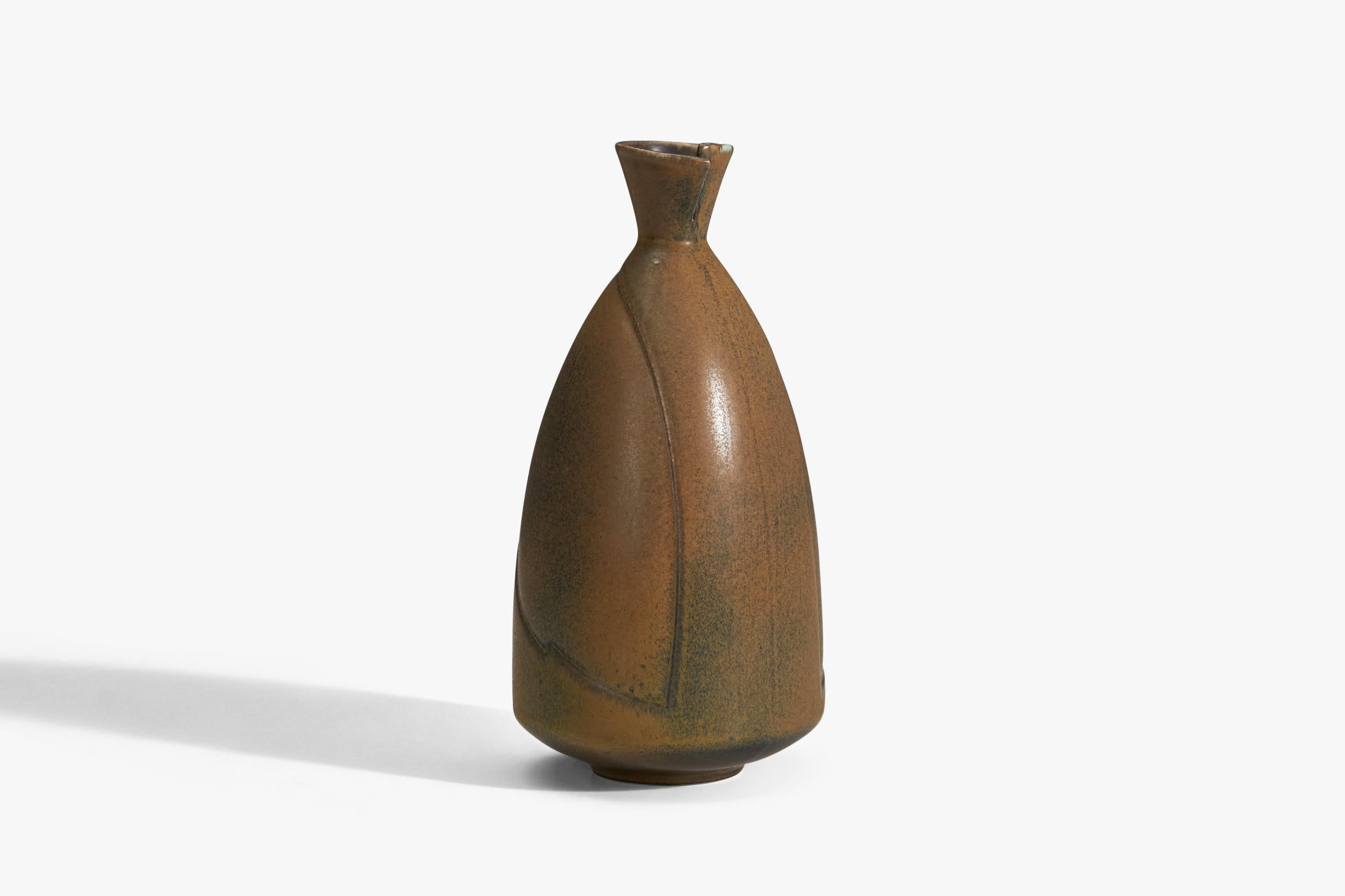 Un vase en grès émaillé brun conçu par Gabi Citron Tengbom et produit par Gustavsberg, Suède, années 1960.