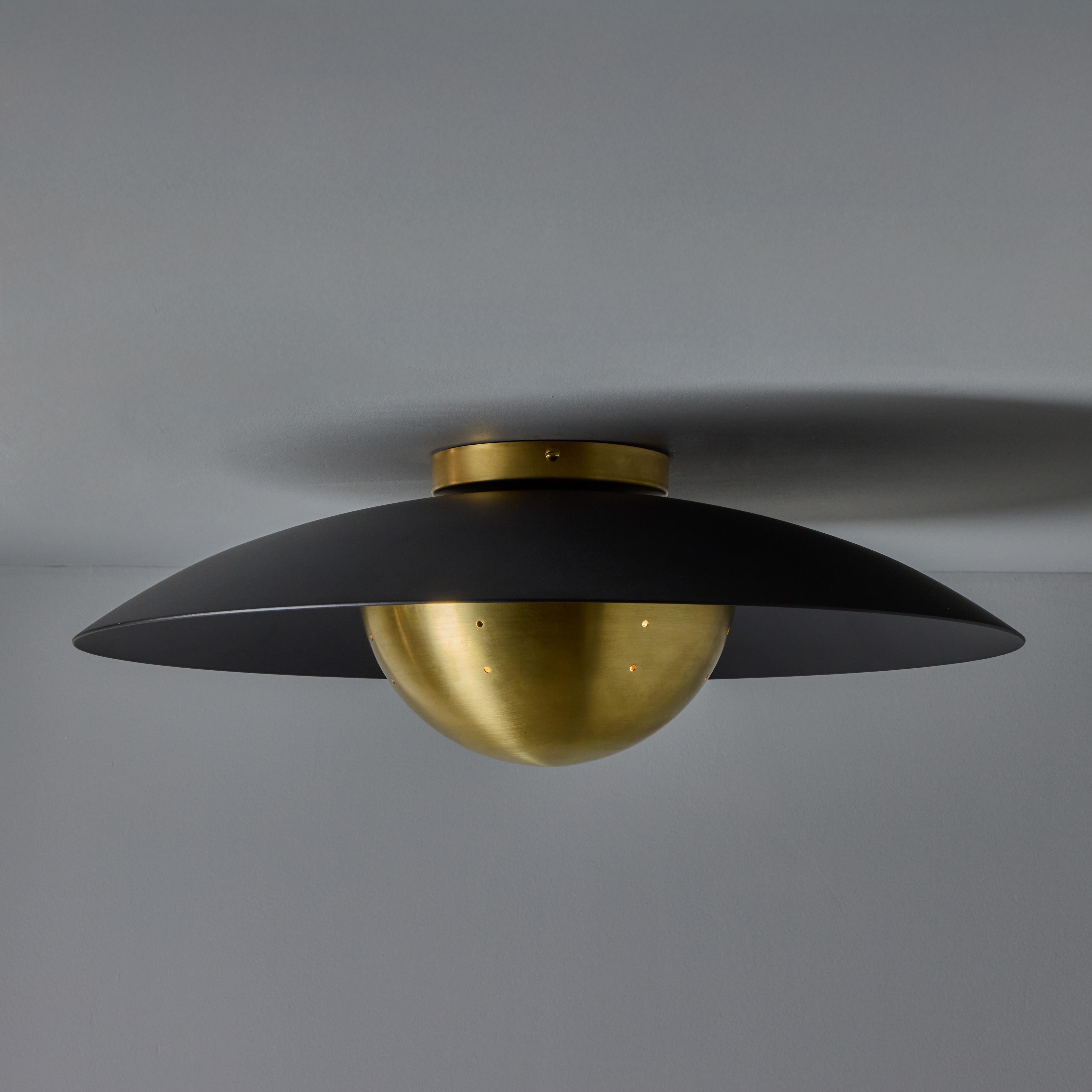 Gabis' Dôme en laiton perforé et métal peint en noir par Alvaro Benitez.

Fabriqué à la main par Alvaro Benitez, designer et professionnel de l'éclairage basé à Los Angeles, ce luminaire encastré, classé UL et très raffiné, rappelle les designs