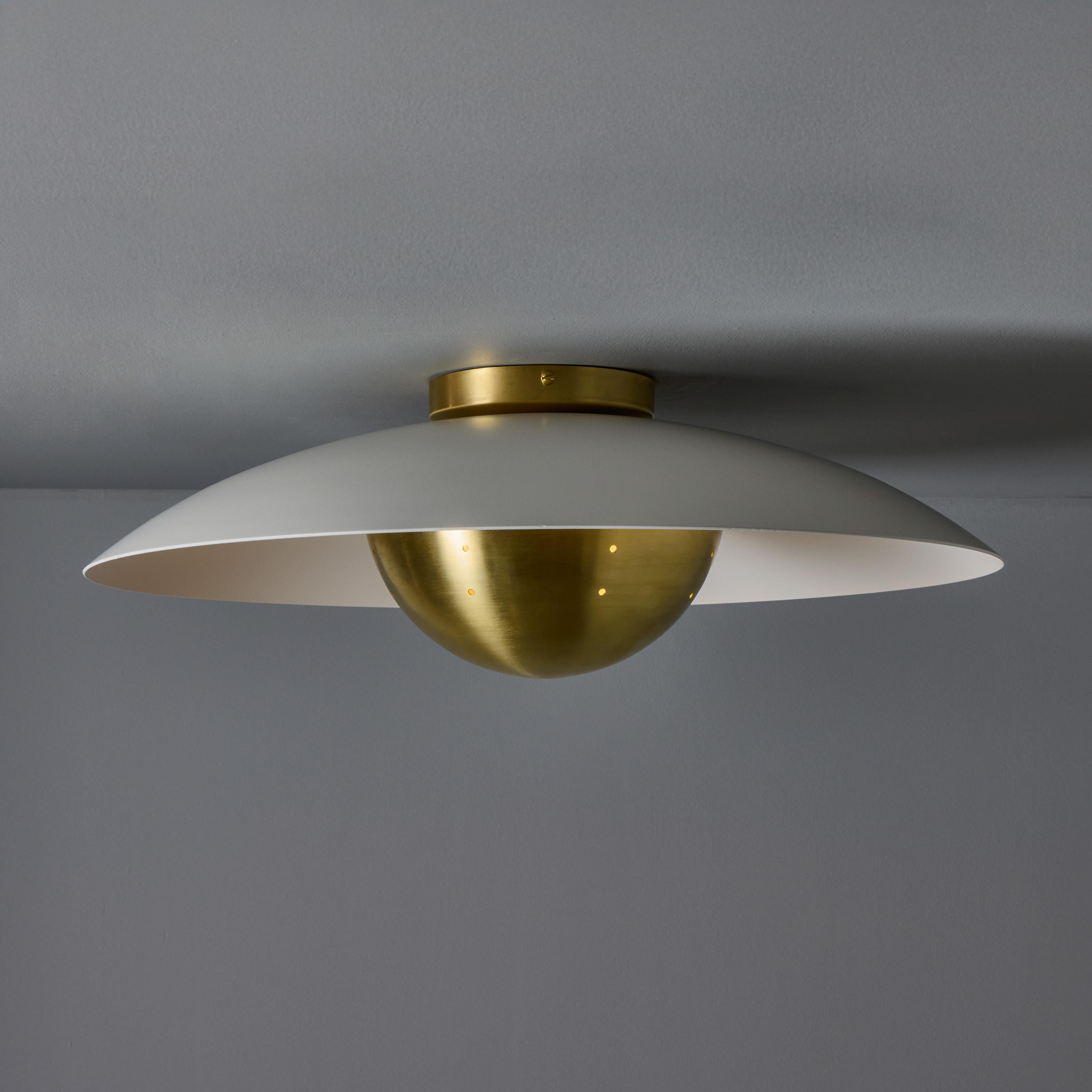 Gabis', dôme en laiton perforé et lampe affleurante en métal peint en blanc, par Alvaro Benitez.

Fabriqué à la main par Alvaro Benitez, designer et professionnel de l'éclairage basé à Los Angeles, ce luminaire encastré, classé UL et très raffiné,
