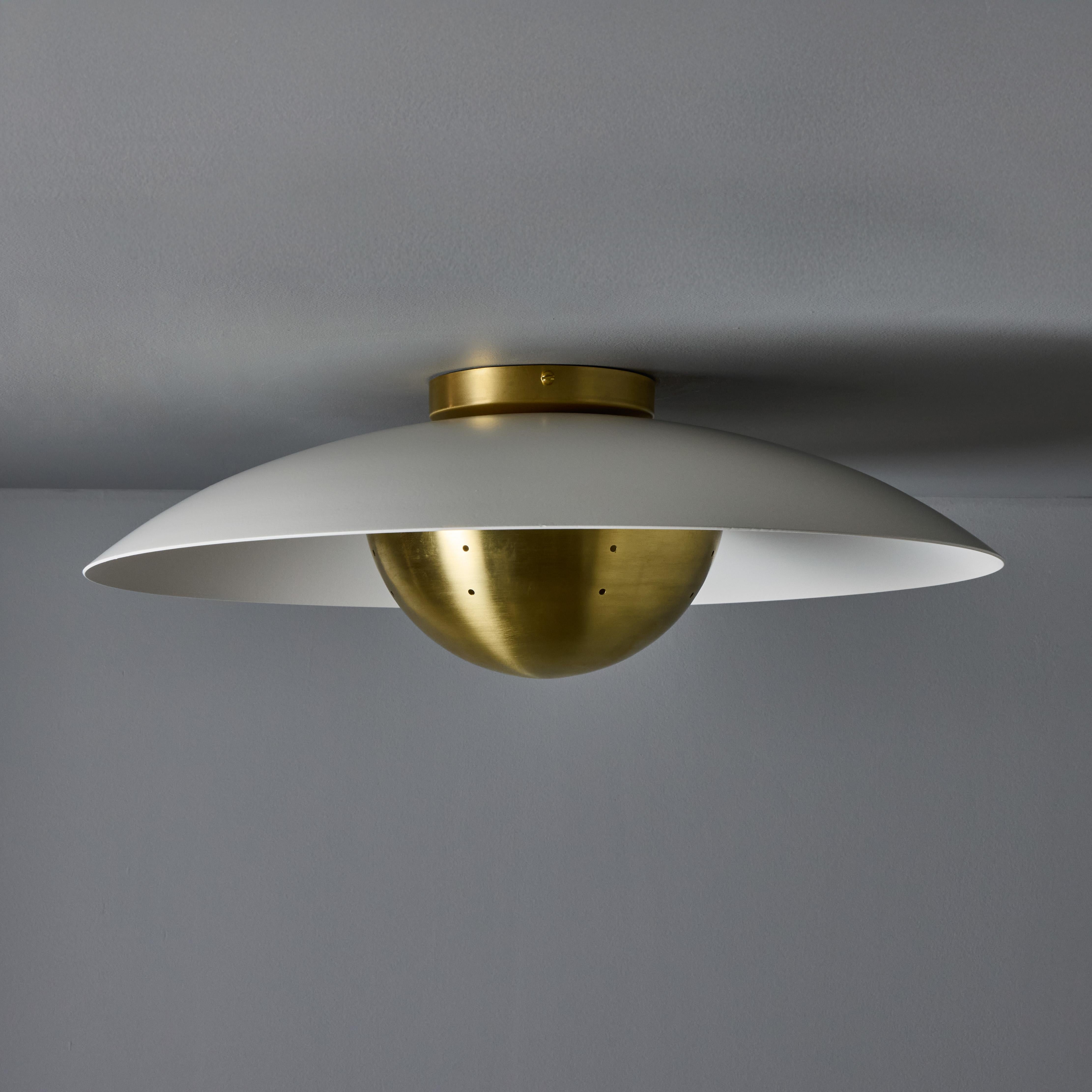 Mid-Century Modern Alvaro Benitez : 'Gabis' Dome en laiton perforé et métal peint en blanc. en vente