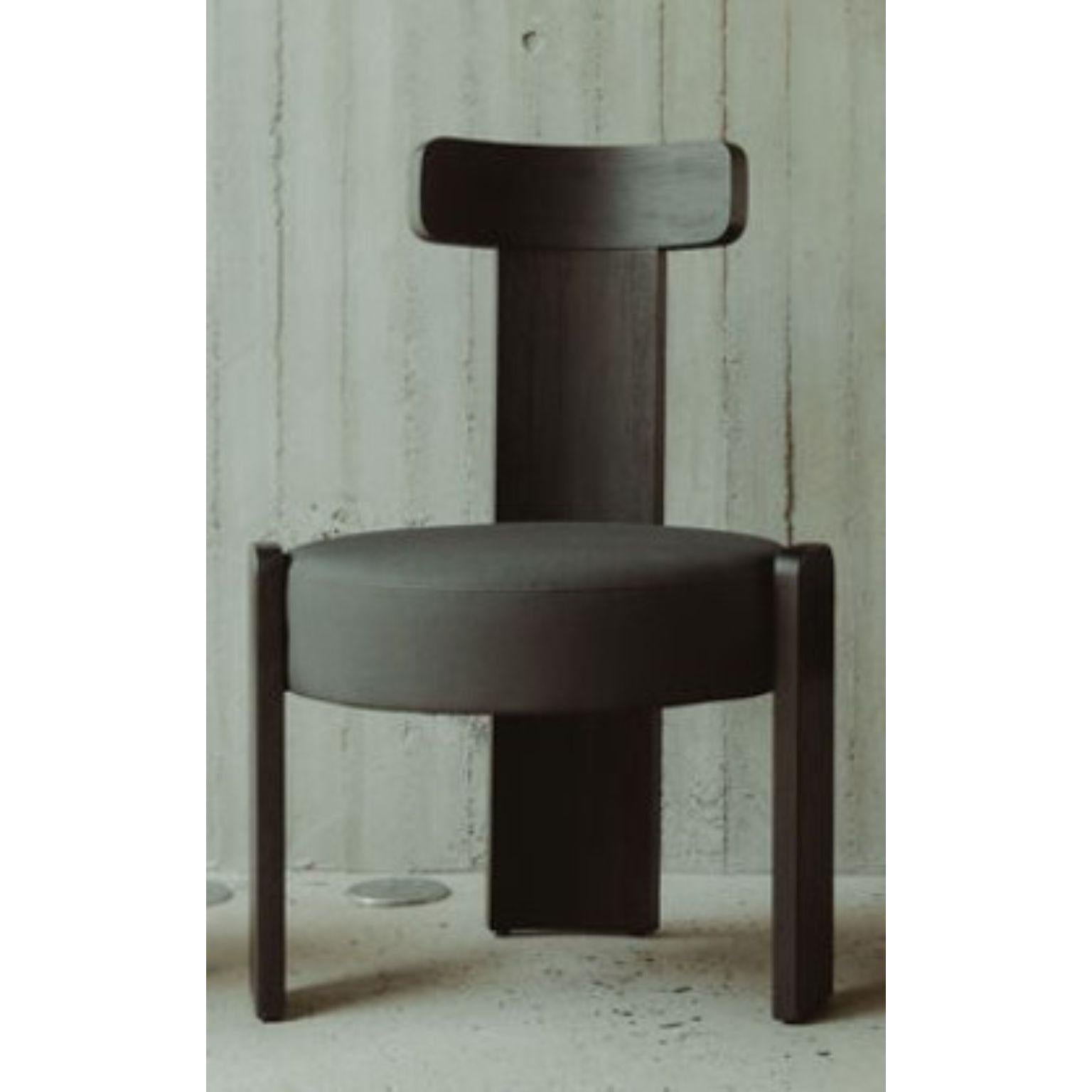 Gabo Esszimmerstuhl aus schwarzem Massivholz von David Del Valle
Abmessungen: T 60 x B 60 x H 90 cm.
MATERIALIEN: Eiche.

DAVID VALLE
Wir sind ein Ort, ein Raum, ein geflochtener Stuhl, die Träume eines Handwerkers, der Stolz eines Arbeiters, wir