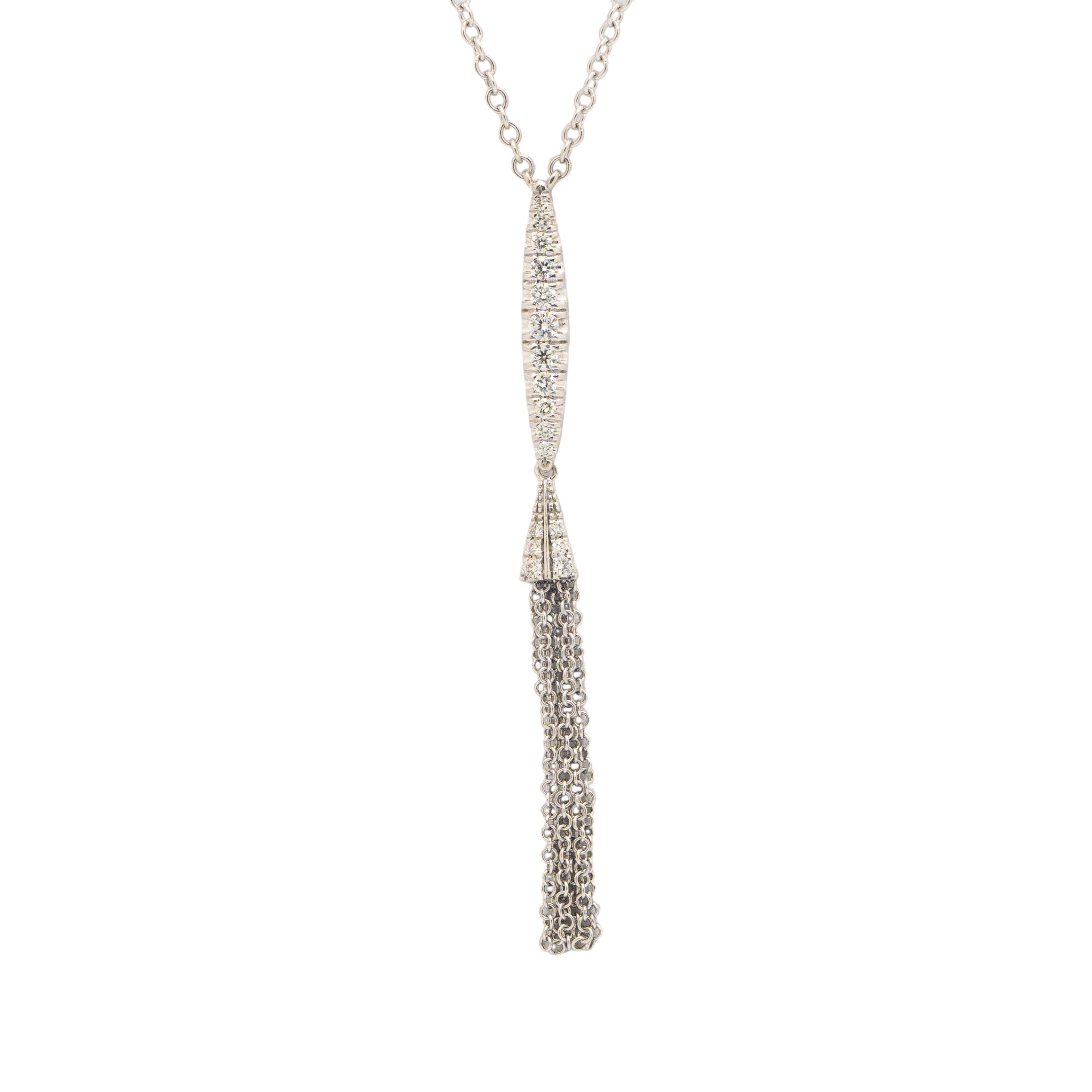 Questo Gabriel & Co. La collana Pavé Diamond Bar and Y Tassel della Collection'S Art Moderne incarna l'eleganza con un tocco contemporaneo. Realizzata in elegante oro bianco 14K, questa collana di 27 pollici presenta un'abbagliante barra di diamanti