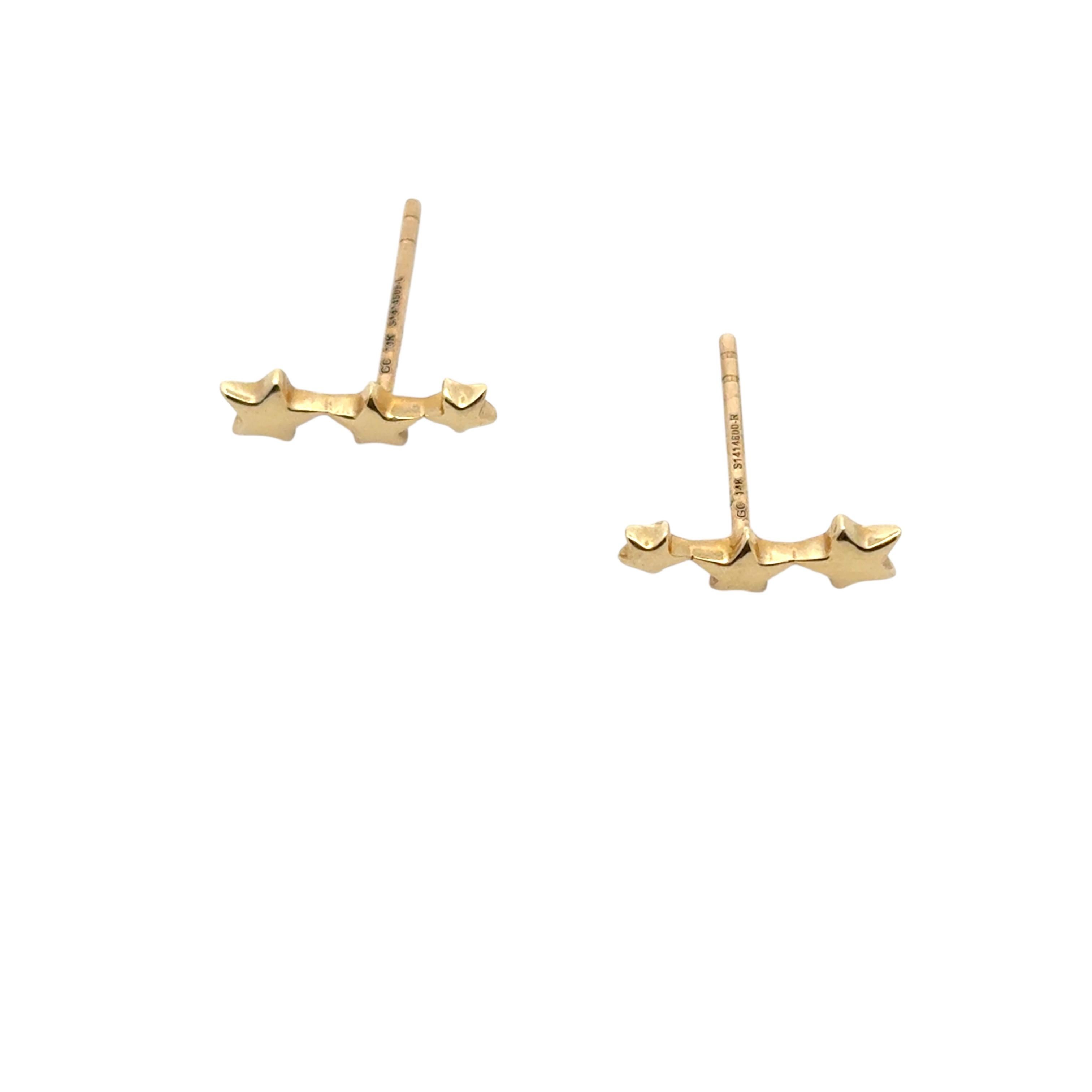 Donna Gabriel & Co. - Orecchini con perno curvo a tre stelle graduate in oro giallo 14k in vendita