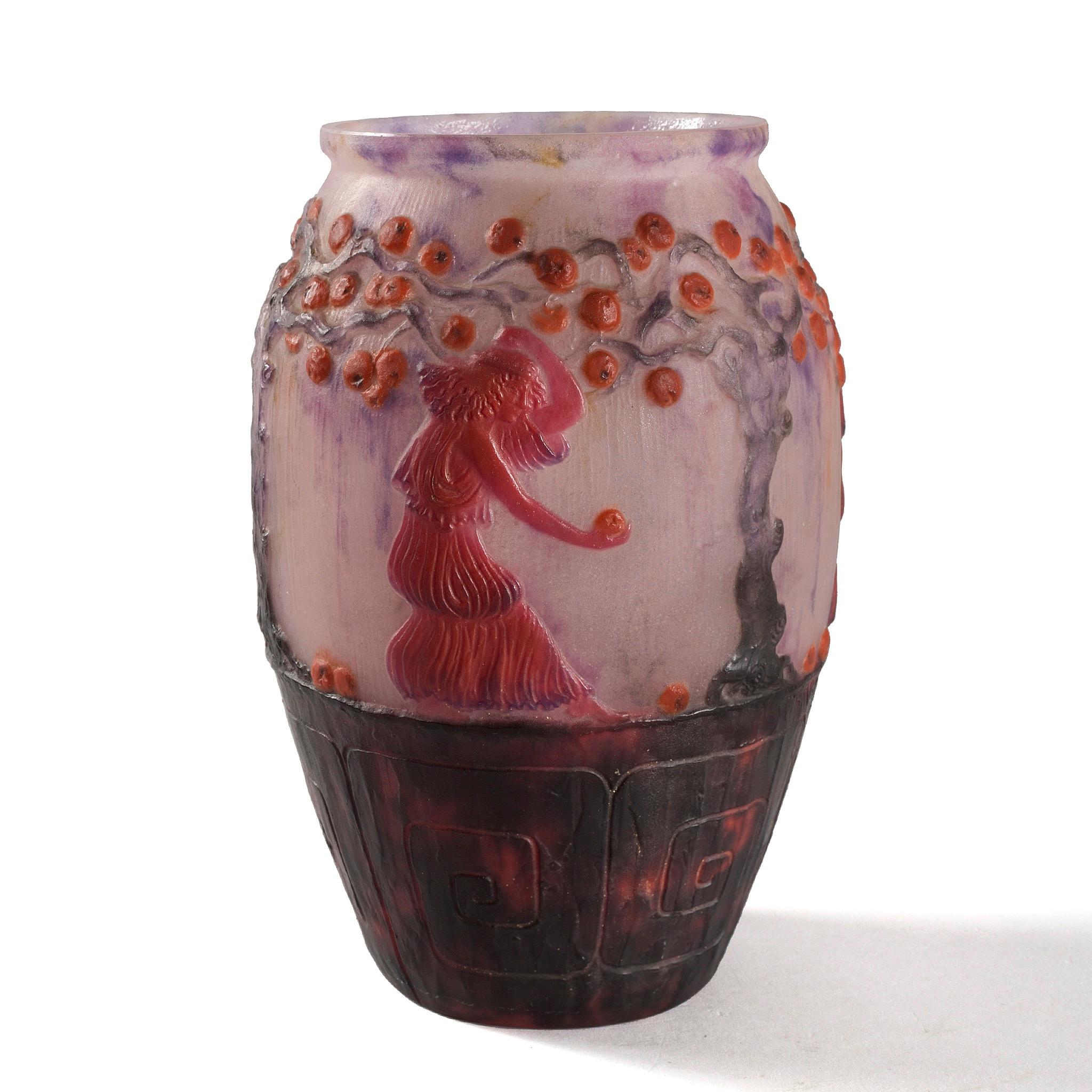 Vase en pâte de verre de style Art nouveau français, cette œuvre de Gabriel Argy-Rousseau est intitulée 