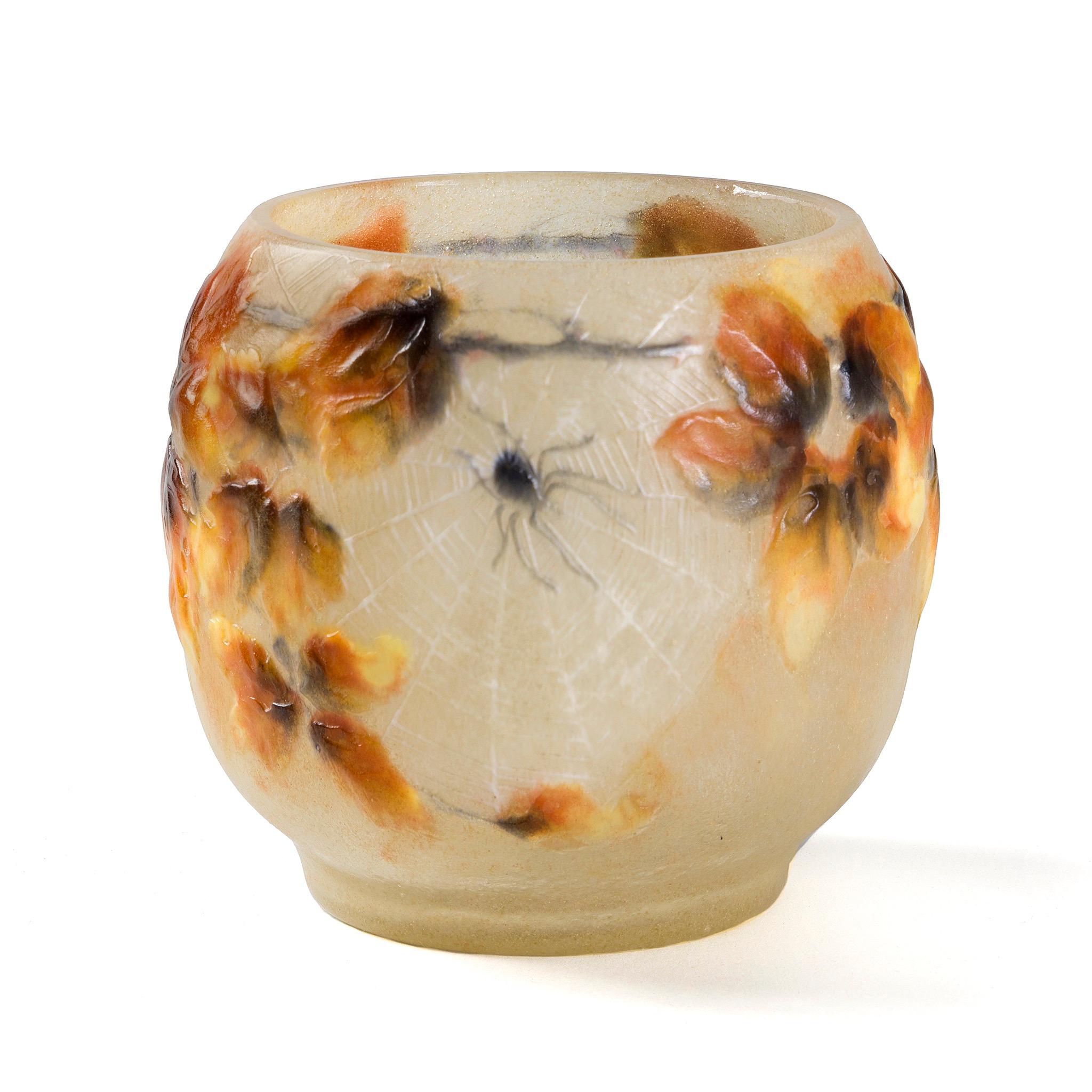 Questo squisito vaso in vetro cammeo 