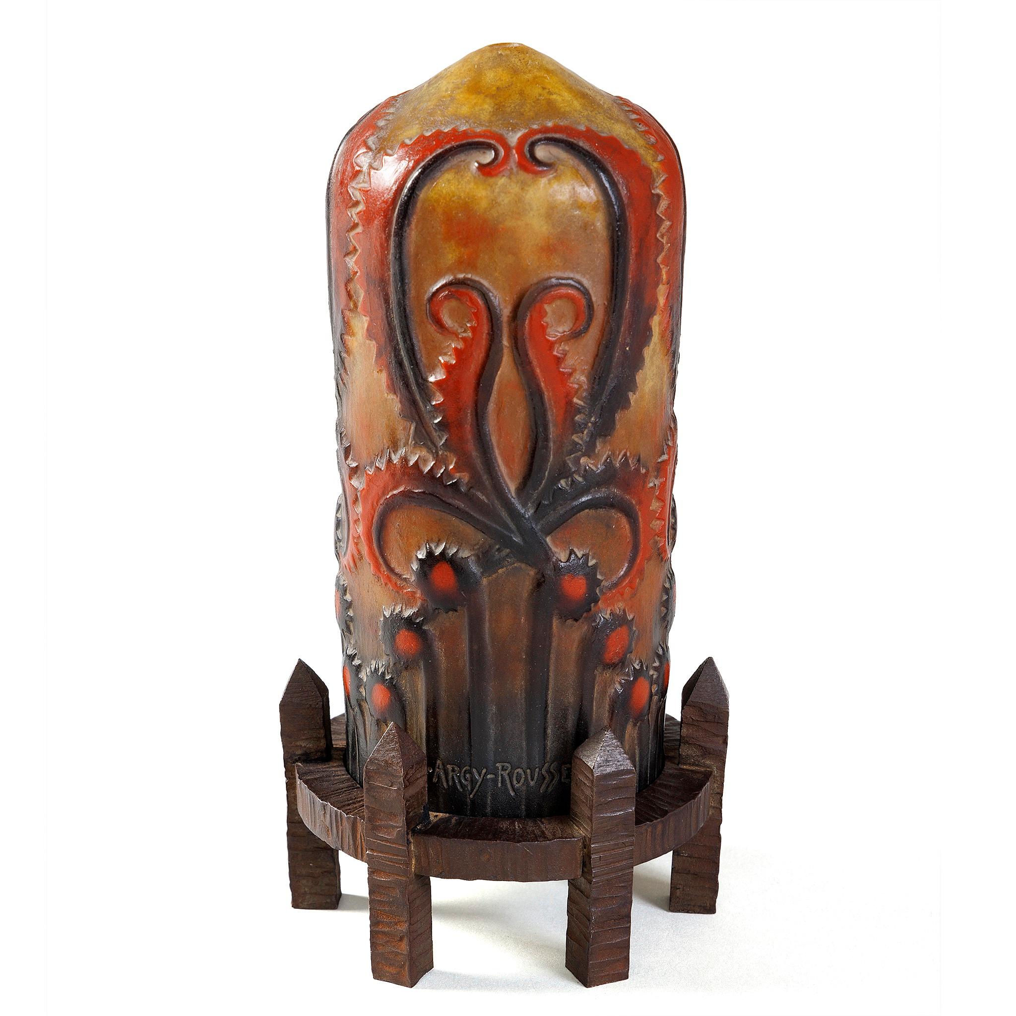 The nightlight showcases the intricate portrayal of the fan-shaped serrated leaves of the Indian thistle, also known as Chardon indien. These gracefully curved leaves come together to create an elegant ogival pattern, a widely beloved design found
