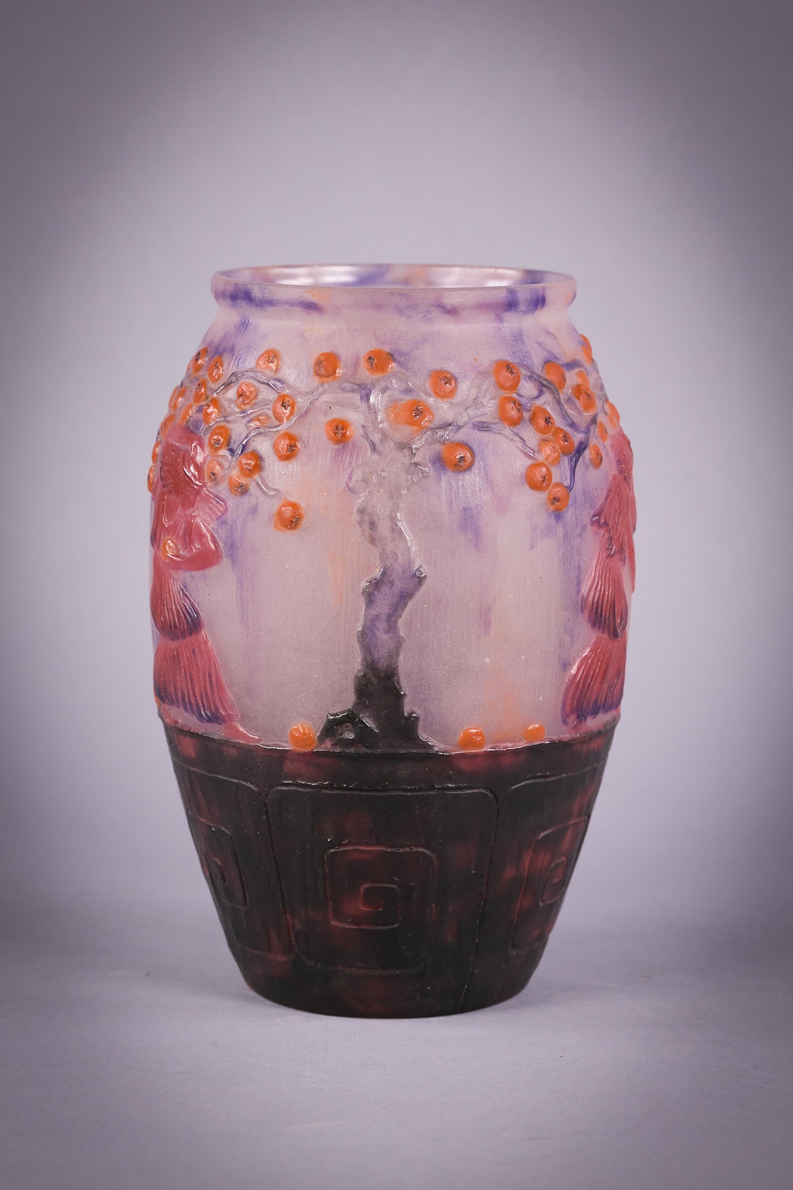 Firmato nello stampo G. Argy Rousseau Francia. 

Letteratura: J. Bloch-Dermont, Les Pâtes de Verre J. Rousseau Catalogue Raisonné, Paris, 1990, p. 208, n. 26.01 per un altro vaso di questo modello.