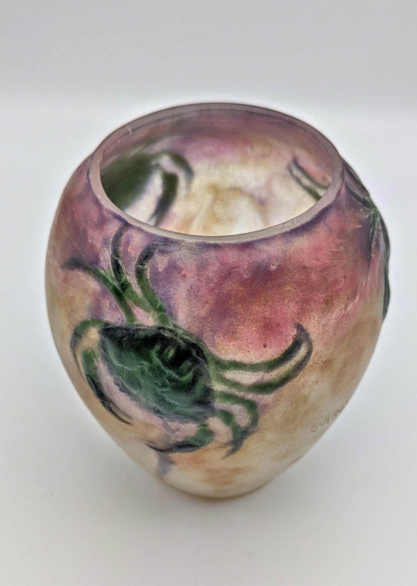 Un raffinato e raro vaso in pâte de verre Crabes et Algues di Gabriel Argy-Rousseau, realizzato a Parigi nel 1920 circa. Tre iterazioni di una crabe vert ben modellata ricoprono i lati di questo vaso formato in forno. È firmato nello stampo 